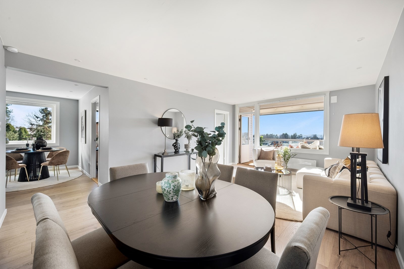 Leiligheten har delikate overflater fra 2018 med pent en-stavs gulv, nedsenket himling med downlights og lune fargevalg. Galleribilde