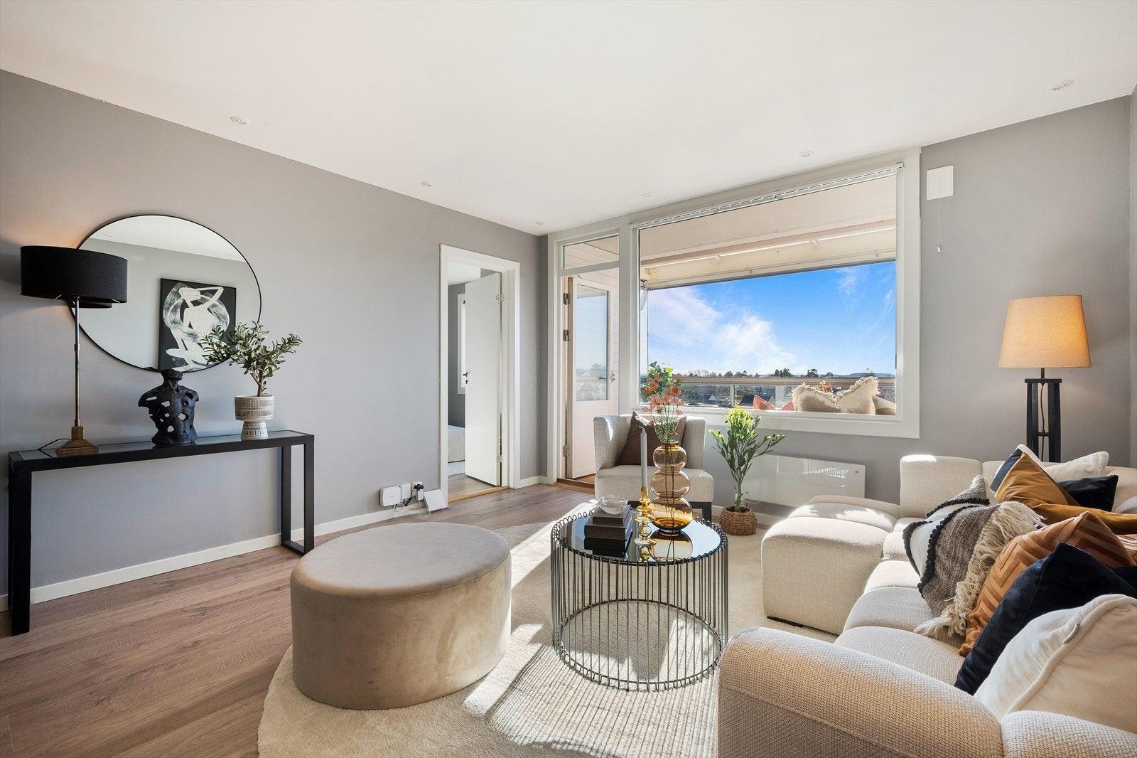 Leiligheten har en lys og innbydende stue av god størrelse. Galleribilde