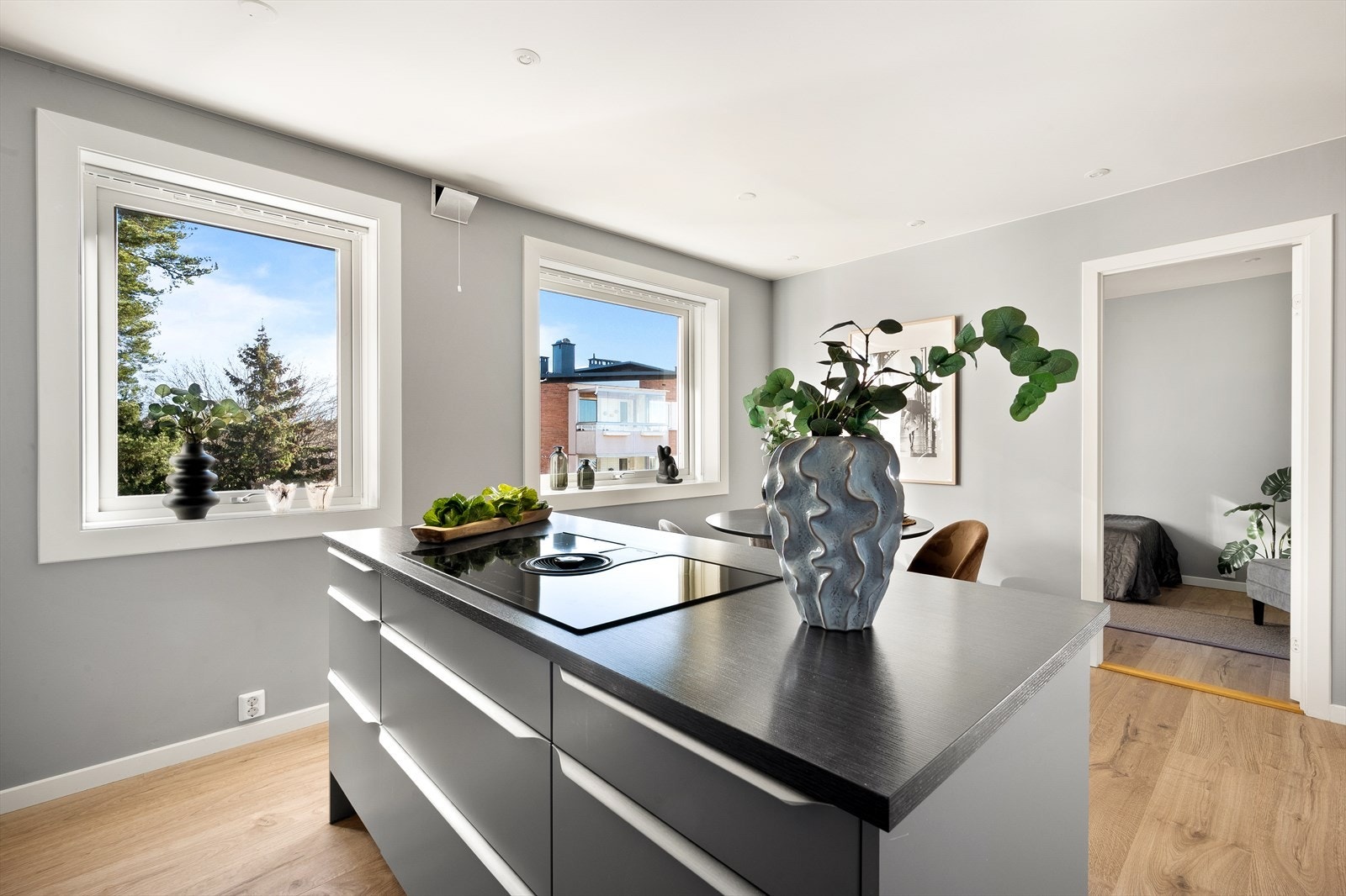 Kjøkkenet har to, store vindusflater. Galleribilde