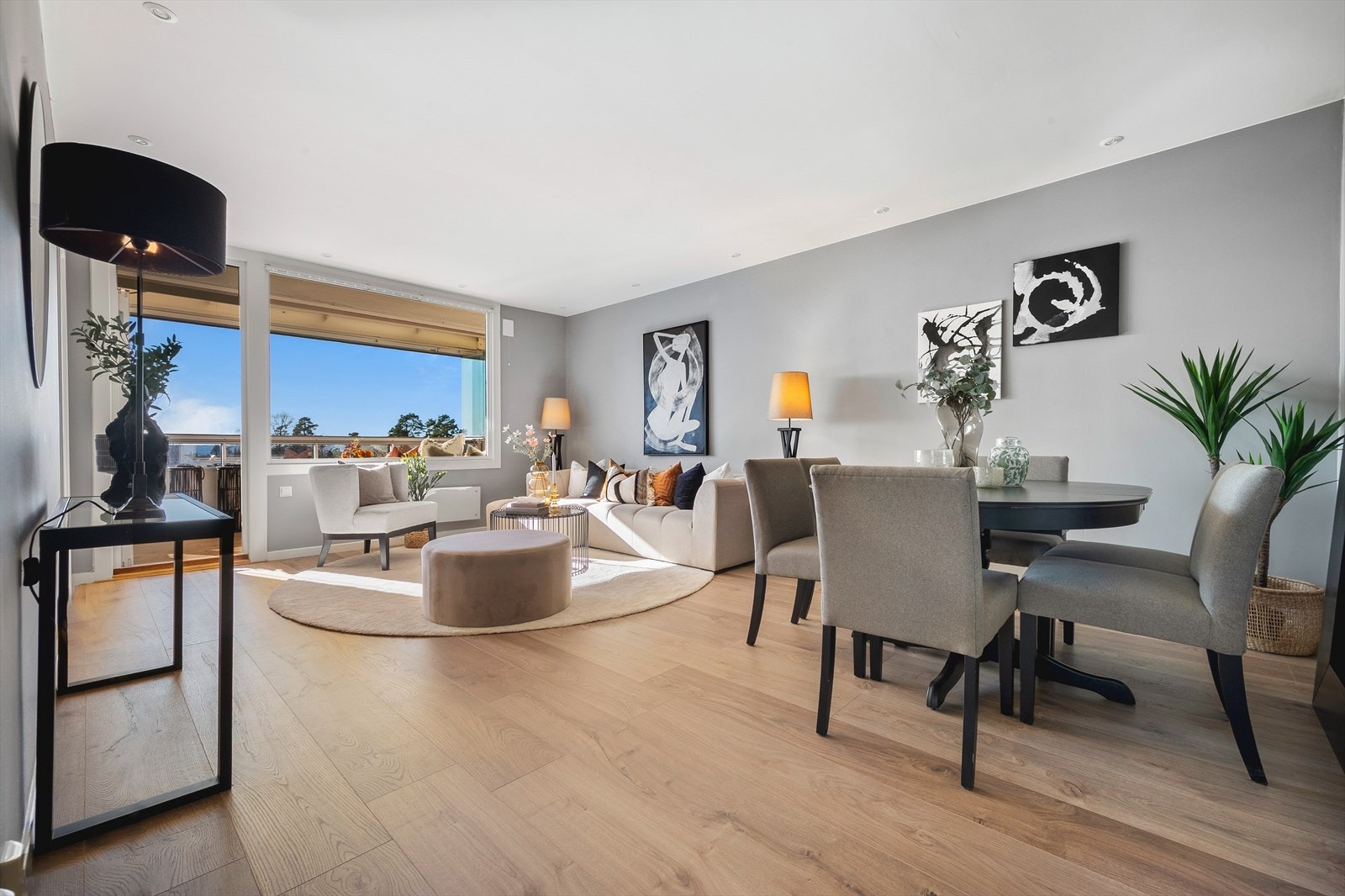 Det er rikelig med areal til stor sofagruppe med tilhørende sofabord og tv-møblement. Galleribilde