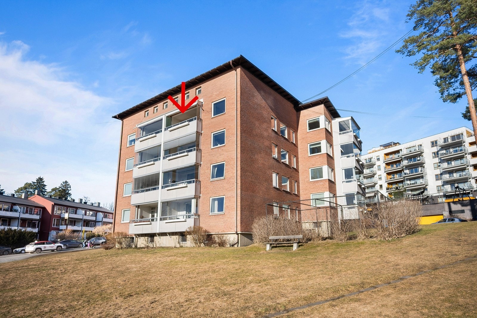 Borettslaget har store uteområder med plen, beplanting, internveier, sittegrupper og parkeringsplasser. Galleribilde