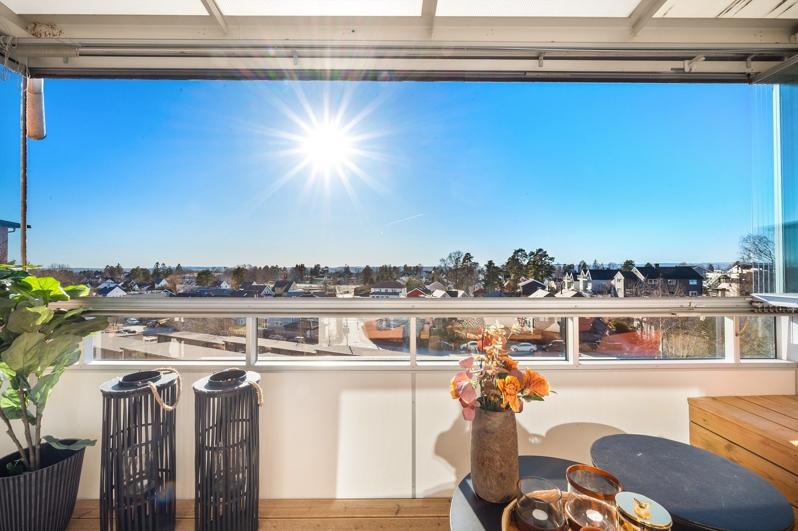 Fra stuen er det utgang til en vestvendt, innglasset balkong på 8 kvm. Galleribilde