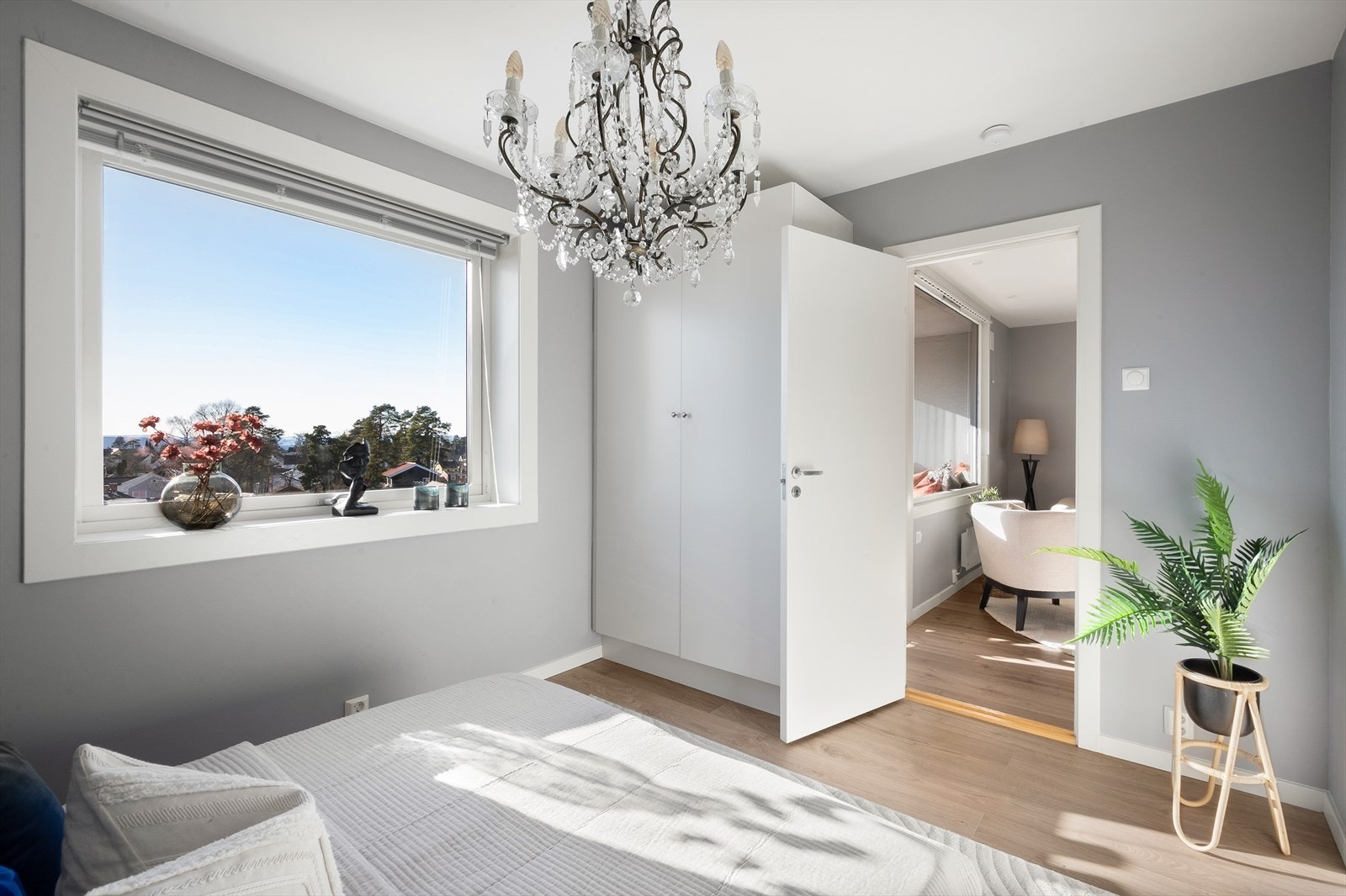 Store vindusflater sikrer godt med lys og luft. Åpent og fritt utsyn også fra soverommet. Galleribilde