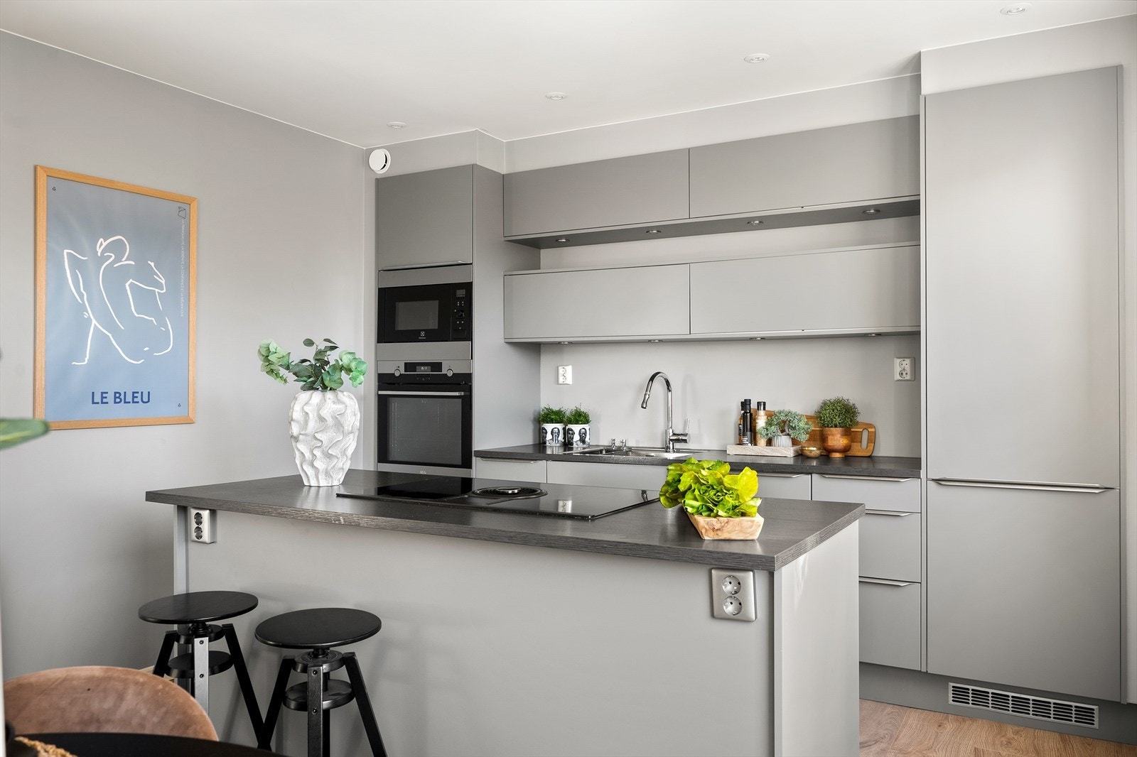 Lekker innredning med glatte fronter og benkeplate i laminat. Galleribilde