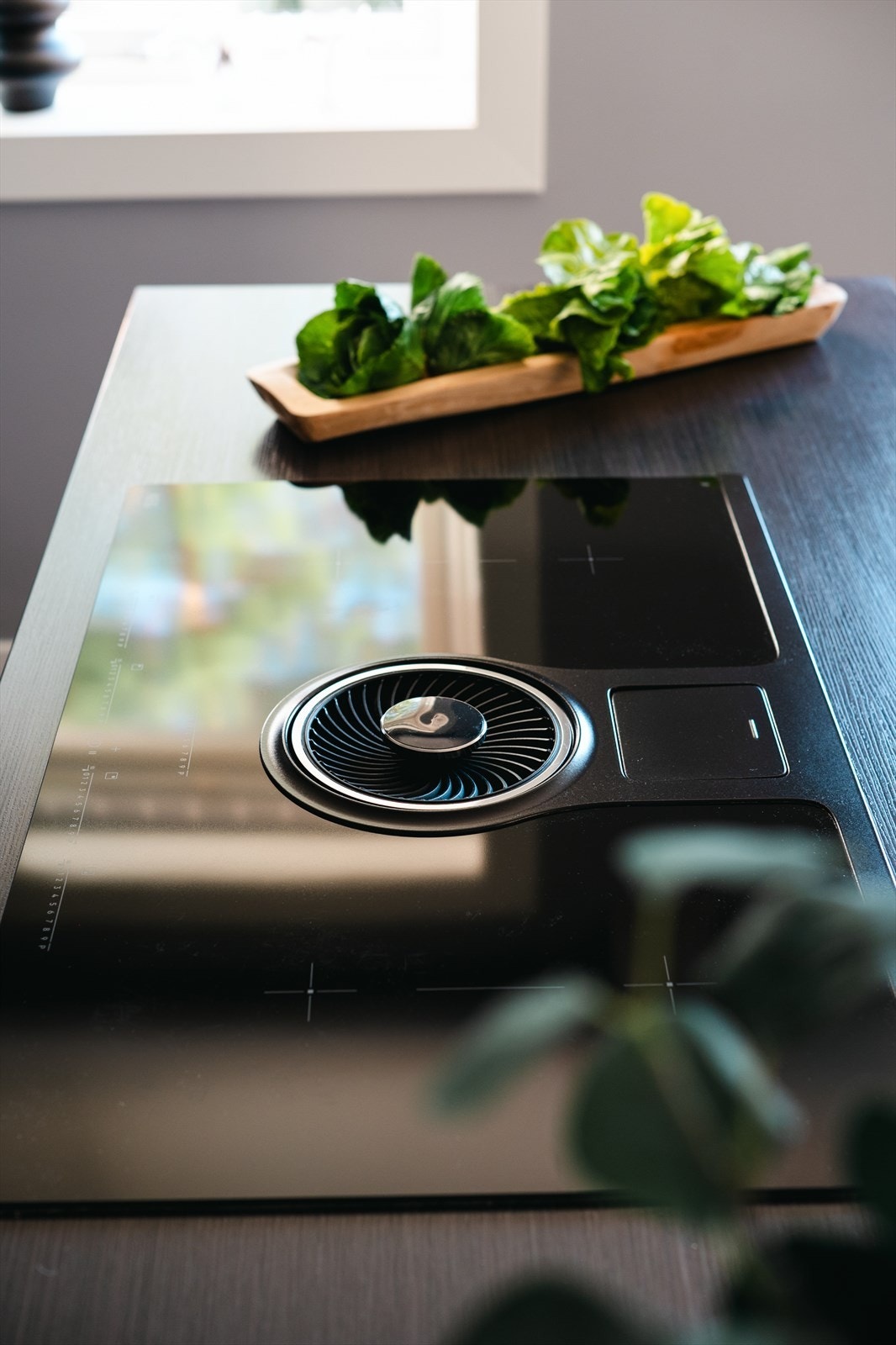 Integrert induksjonstopp (bred modell) med nedfelt avtrekksvifte. Galleribilde