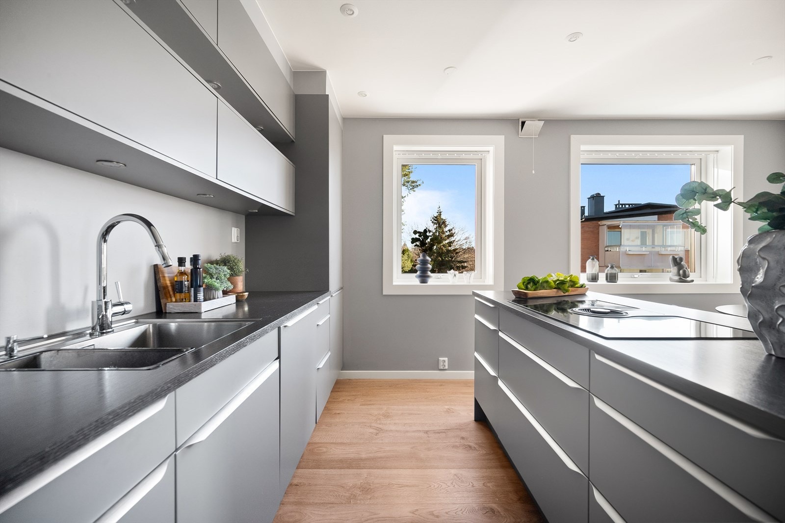 Det er masse lagringsplass i både skap og skuffer, samt god plass til matlaging. Galleribilde