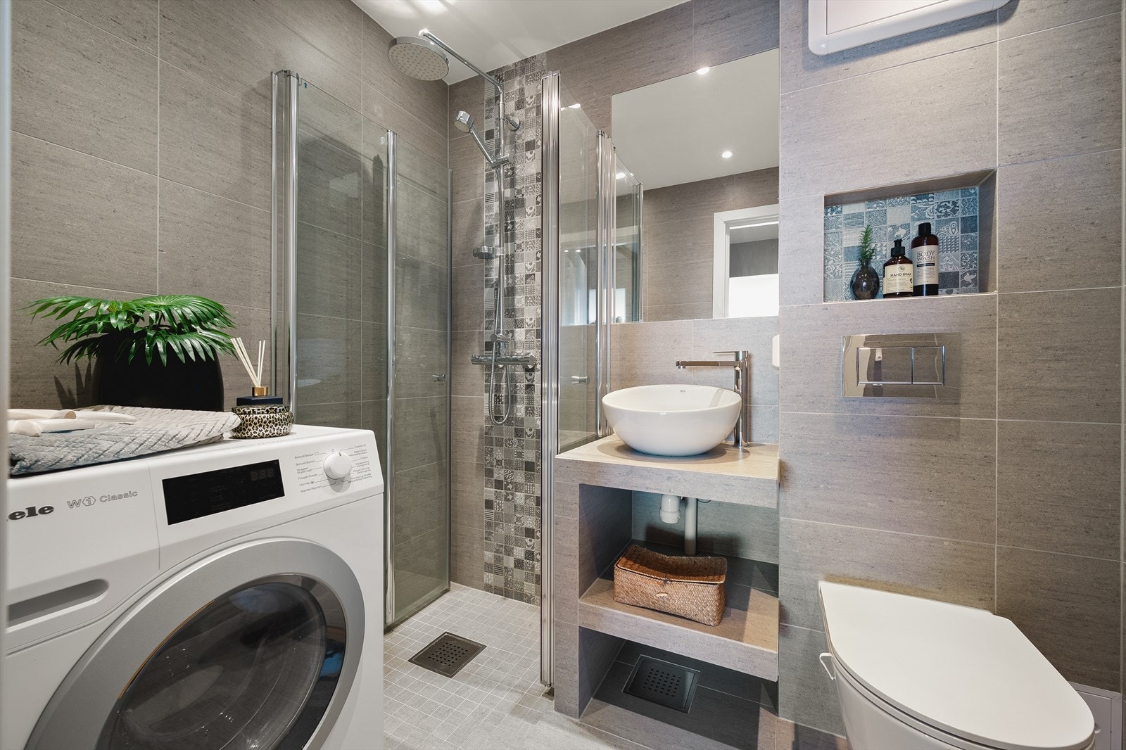 Delikat bad med flislagte overflater, behagelig gulvvarme og downlights i himling. Ifølge tidligere salgsoppgave ble badet modernisert i 2018. Galleribilde