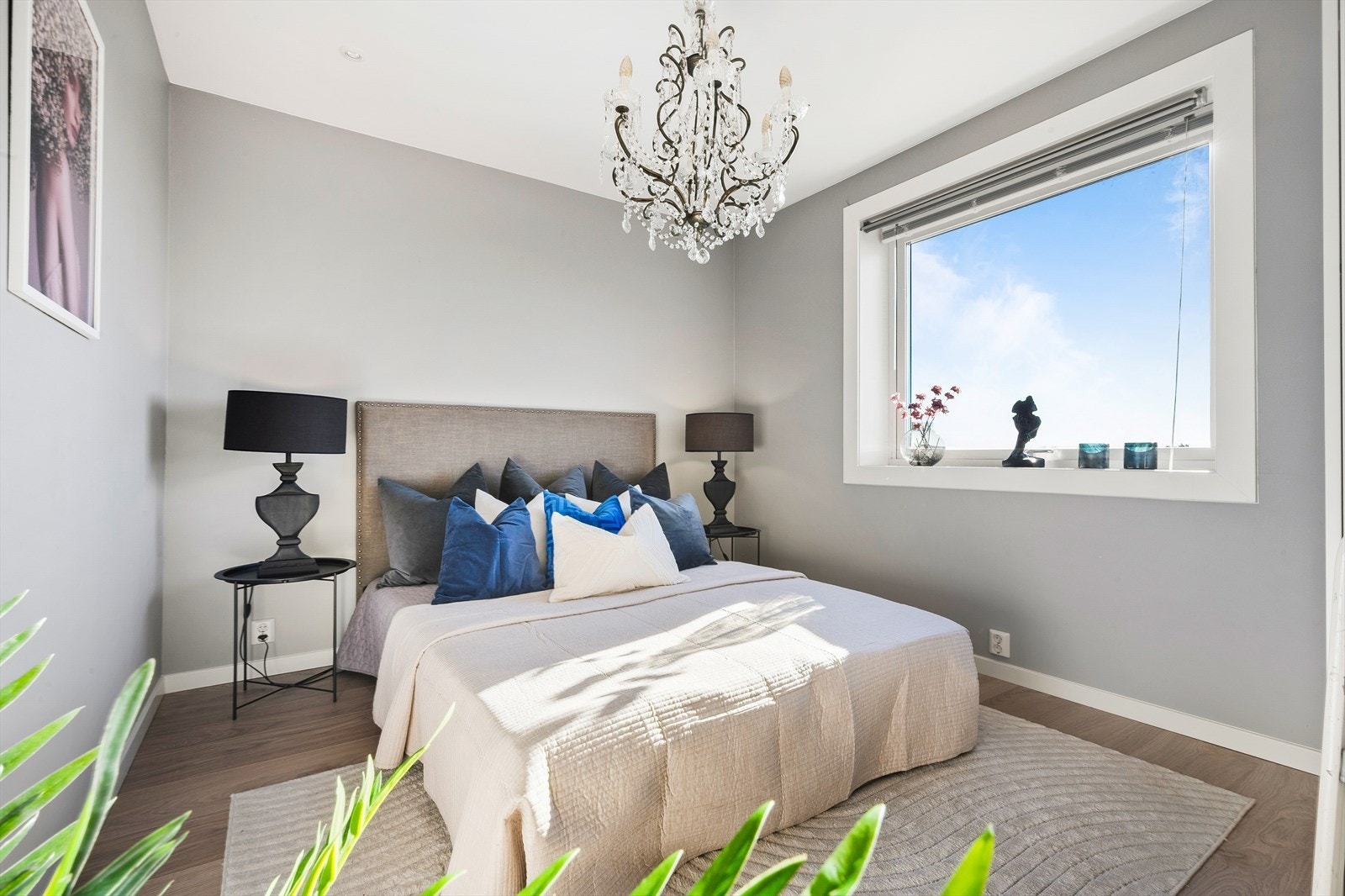 På hovesoverommet er det god plass til dobbeltseng, nattbord og garderobeskap. Galleribilde