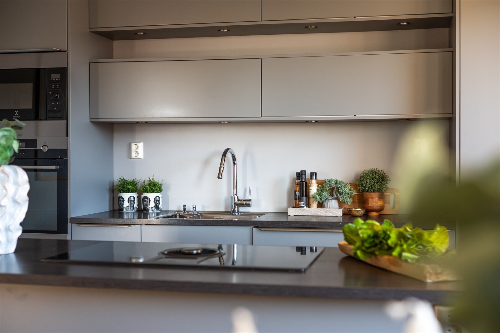 Hvitevarene er integrerte, og består av platetopp, stekeovn, mikrobølgeovn, oppvaskmaskin og kjøle- og fryseskap. Galleribilde