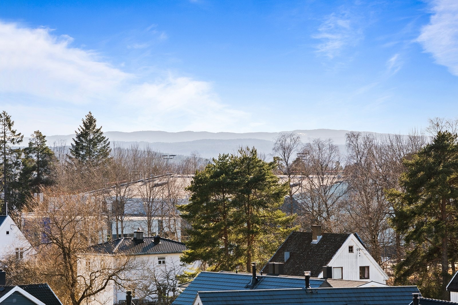 Fra balkongen er det fantastisk, åpen utsikt over nærområdet. Galleribilde