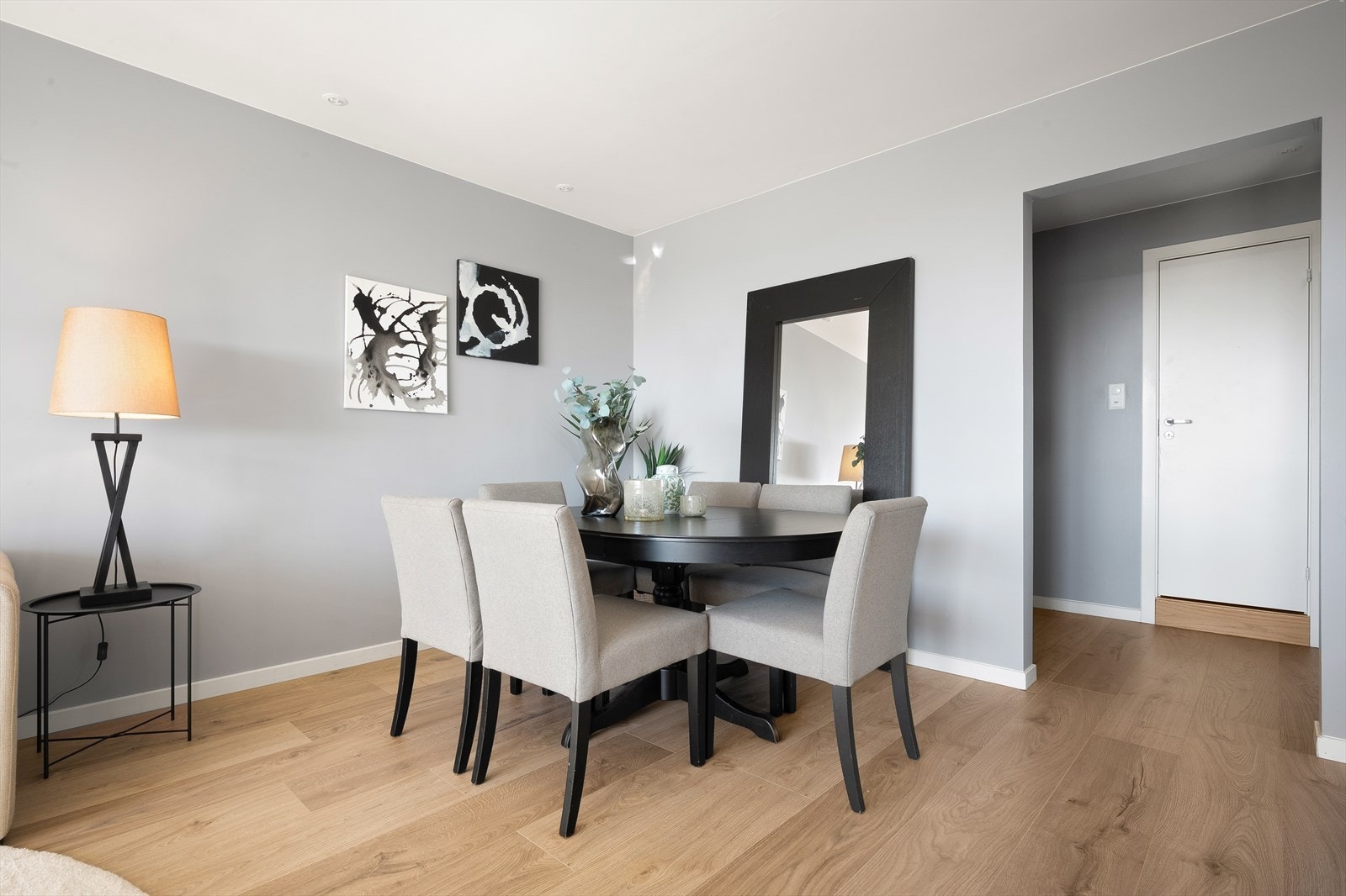 Det er god plass til spisebord både i stuen og på kjøkkenet. Galleribilde