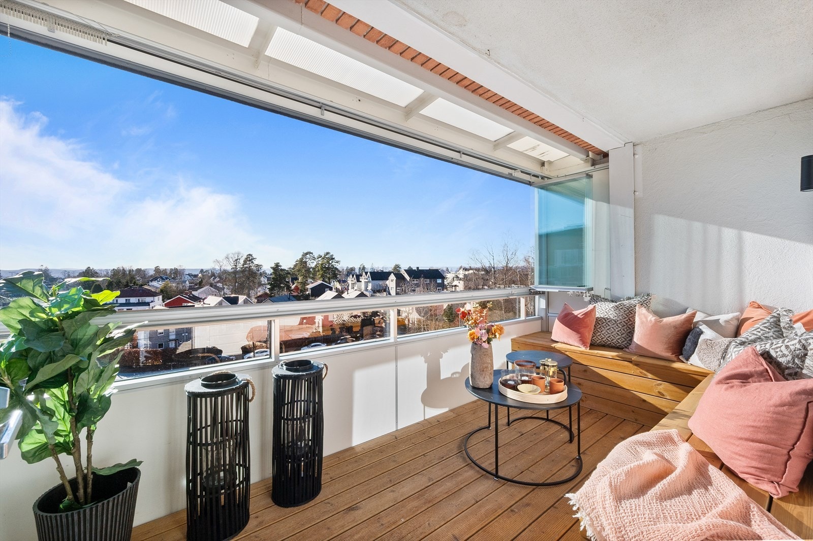 En moderne, rålekker og unik 3-roms med ettertraktet beliggenhet på Munkelia. Galleribilde