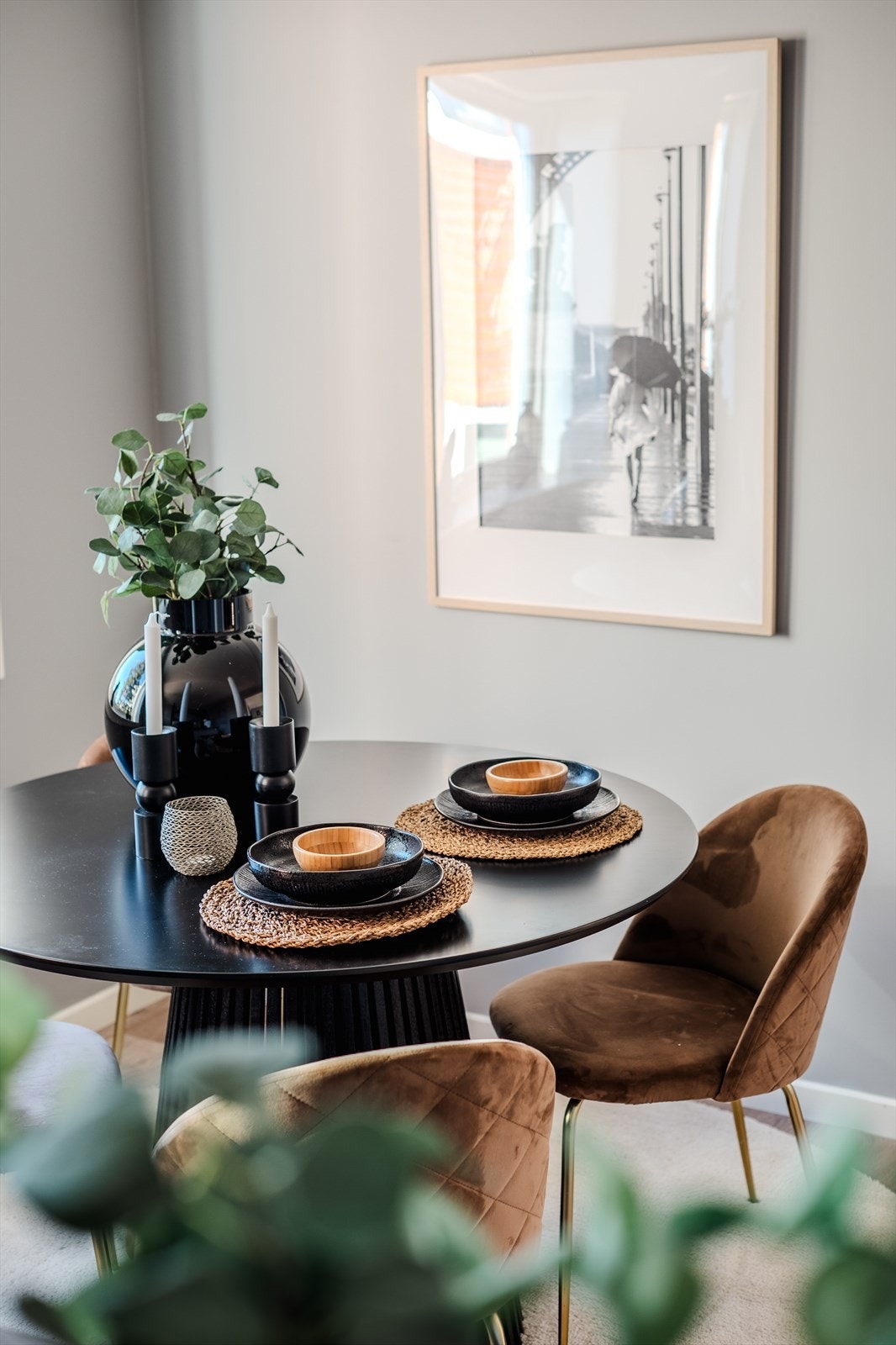 Det er spiseplass ved kjøkkenøyen og plass til spisebord Galleribilde