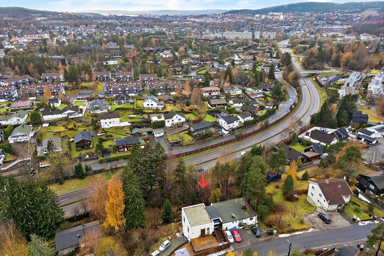 Tomten ligger i et veletablert boligområde på Gamle Stovner Galleribilde