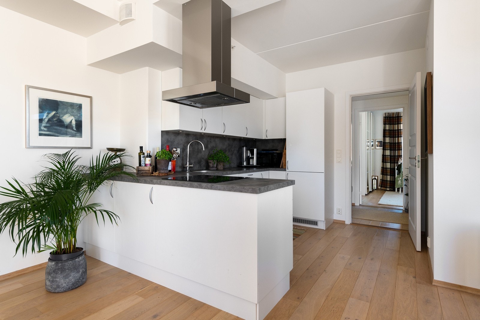 Dette er en smart og godt innredet leilighet med åpen løsning så alle kan være med i samtalen Galleribilde