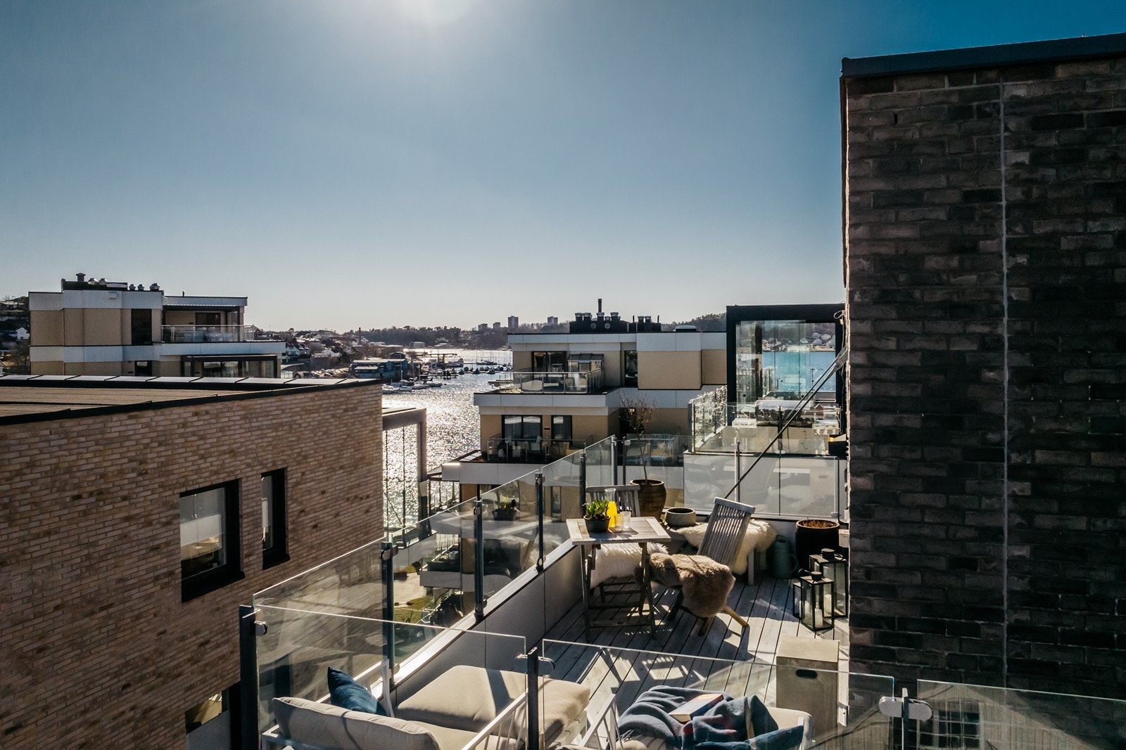 Det er lett å krype godt opp i utesofaen på en solfylt dag med en bok i hånda Galleribilde