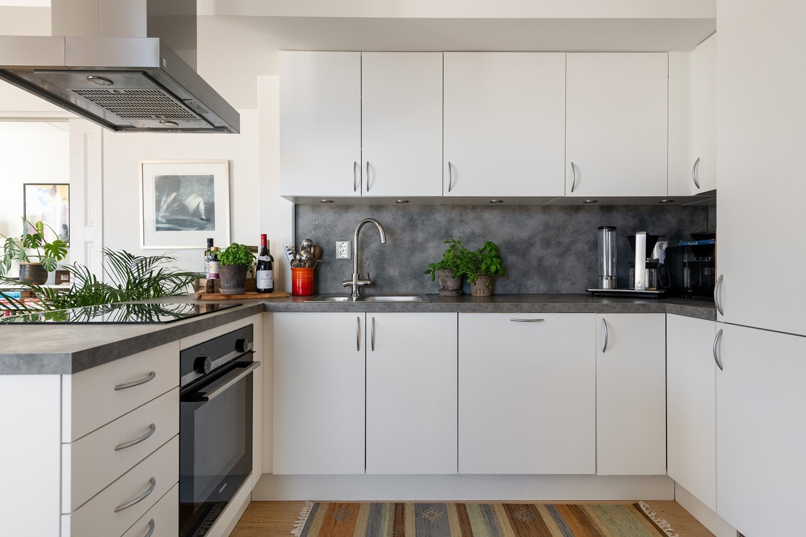 Kjøkkenet godt om skap- og benkplass til den som liker å lage mat Galleribilde