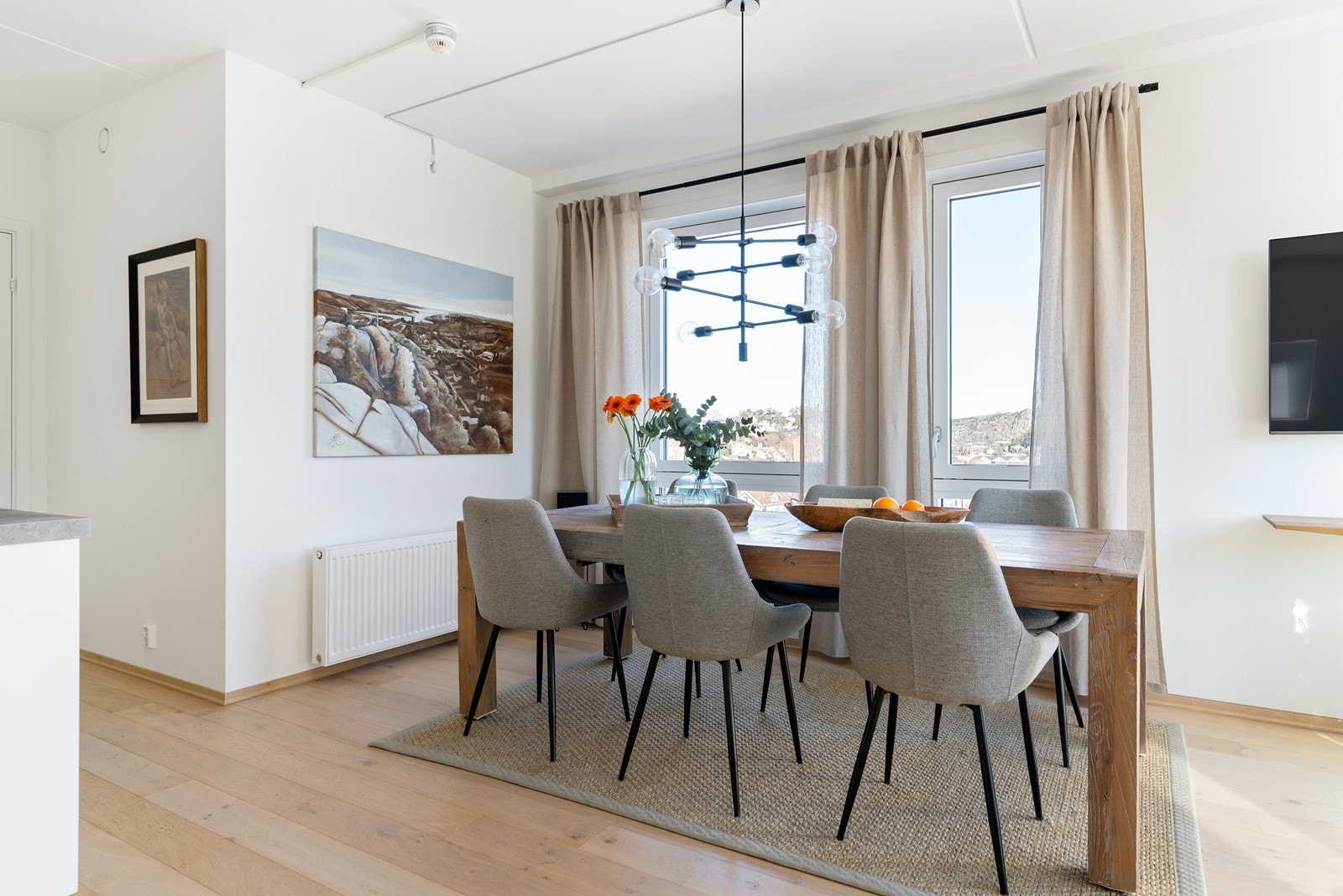 Det er også god plass til et romslig spisebord der det kan inviteres til lange kvelder Galleribilde