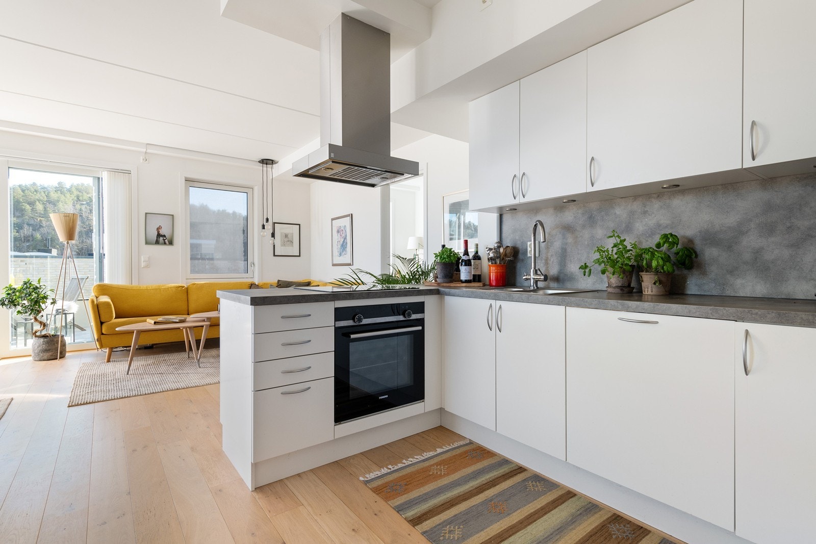 Fra kjøkkenet rett til stua, mer tidsriktig blir det ikke Galleribilde