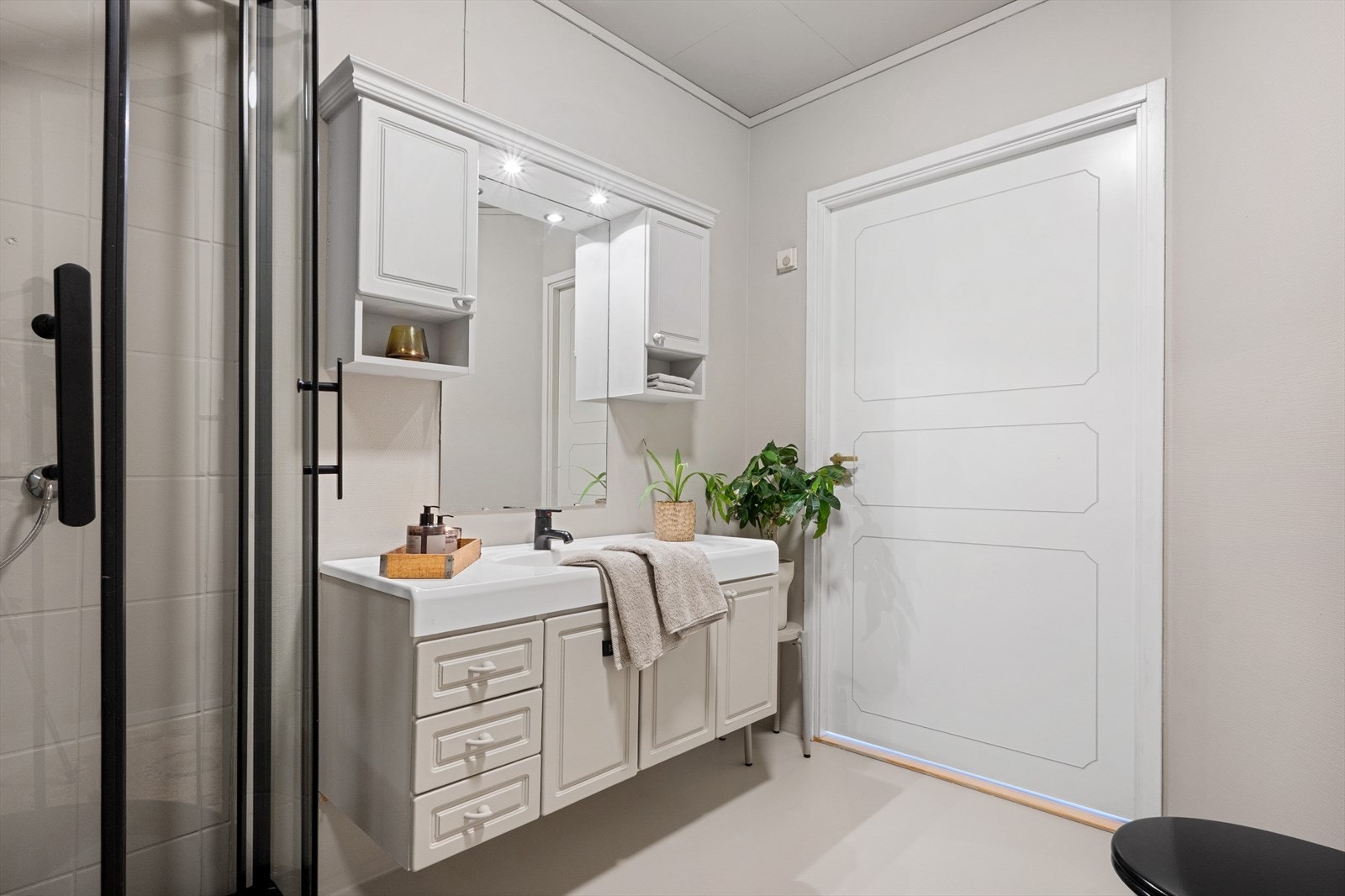 Rommet har varmekabler, malte overflater og røropplegg for vaskemaskin. Galleribilde