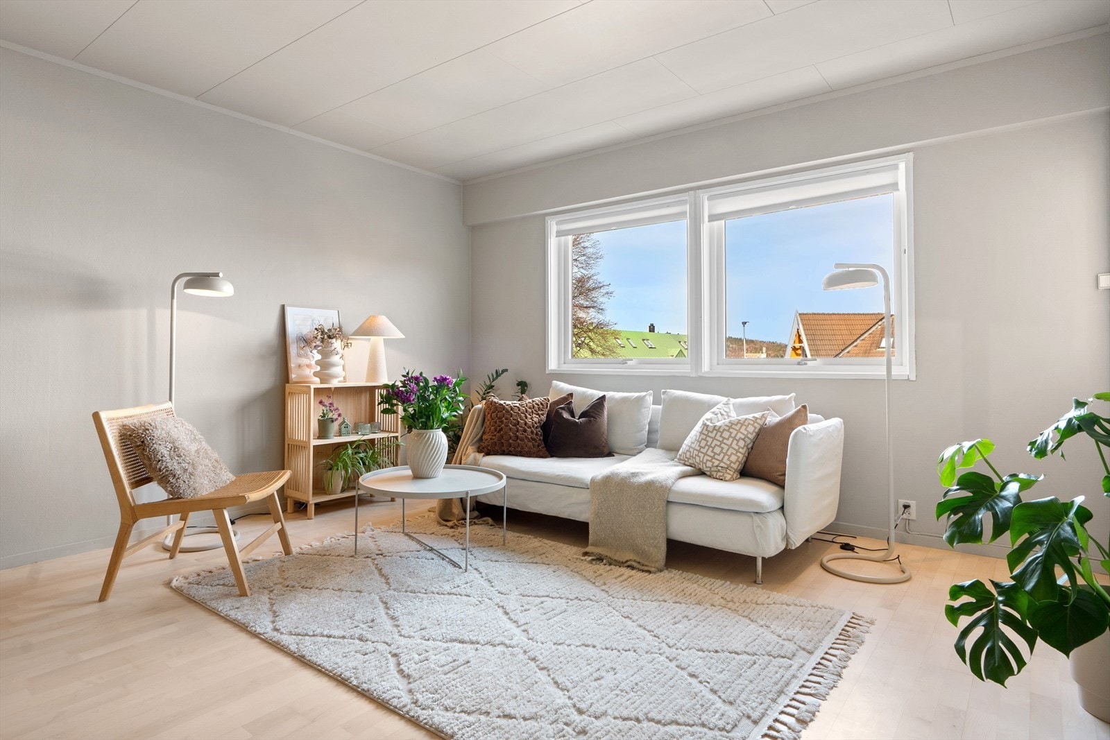 Leilighetens overflater er behandlet i 2025 med delikate farger og gjennomgående slipte og behandlede parkettgulv. Galleribilde