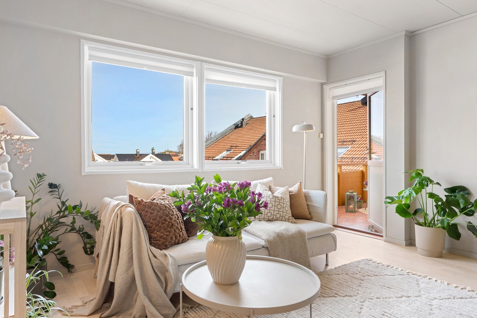 Fra stuen er det utgang til flislagt, delvis overbygd veranda på 6 kvm. Galleribilde