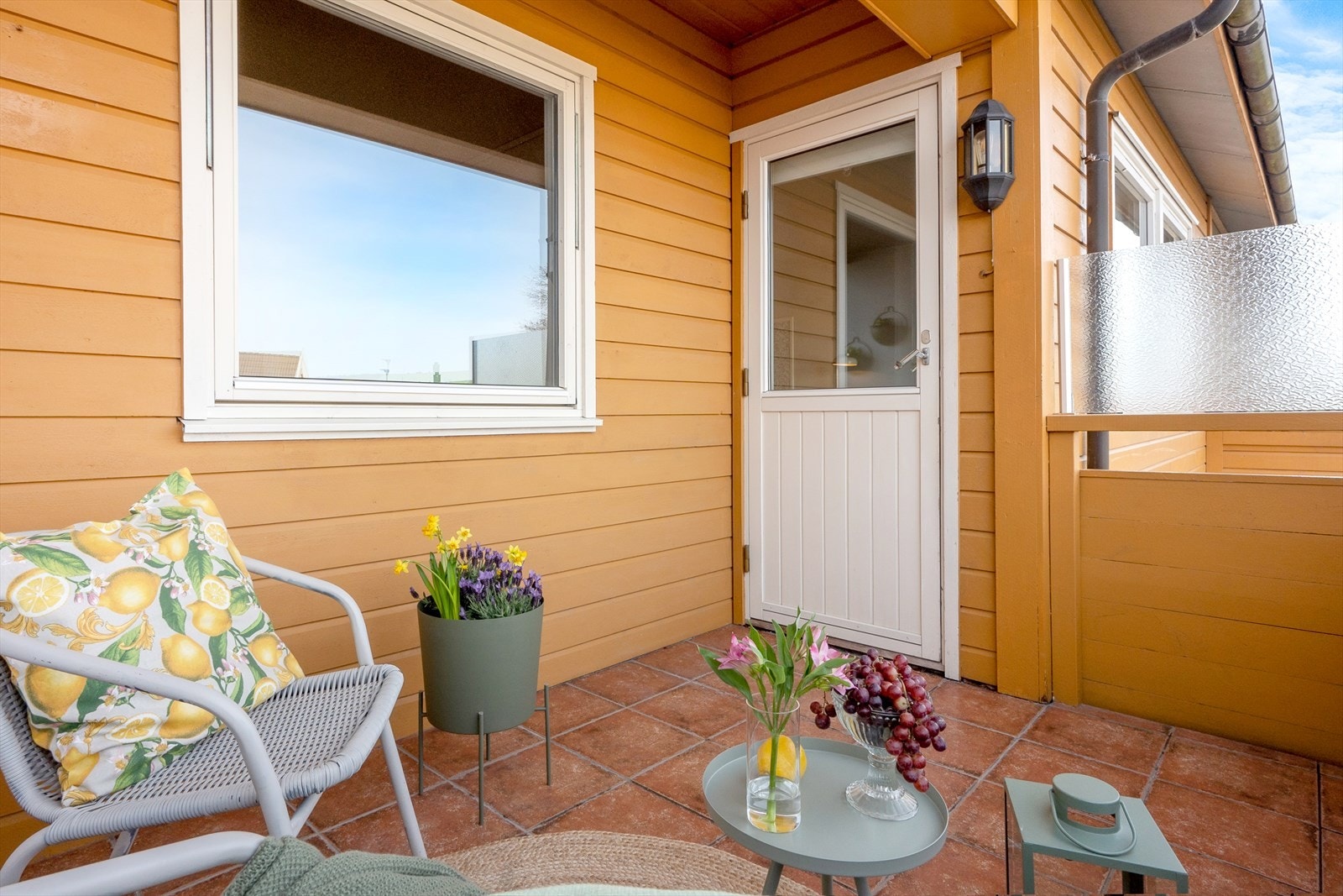 Veranda har plass til ønsket møblement og ligger skjermet til. Galleribilde