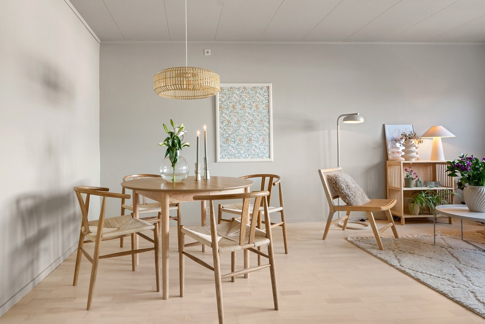 Det er god plass til både sofaløsning og spisestue med plass til familie og venner. Galleribilde