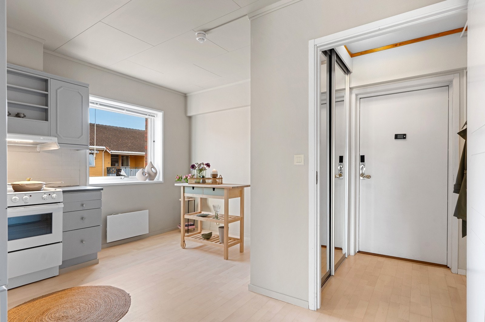 Kjøkkenet har åpen løsning, men ligger samtidig adskilt fra stuen. Galleribilde