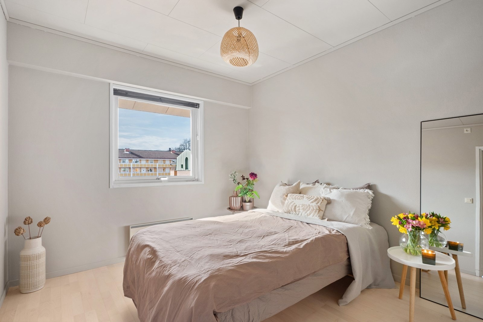 Leiligheten har to gode soverom, begge med lyst parkettgulv og malte overflater (2025), samt stort vindu. Galleribilde