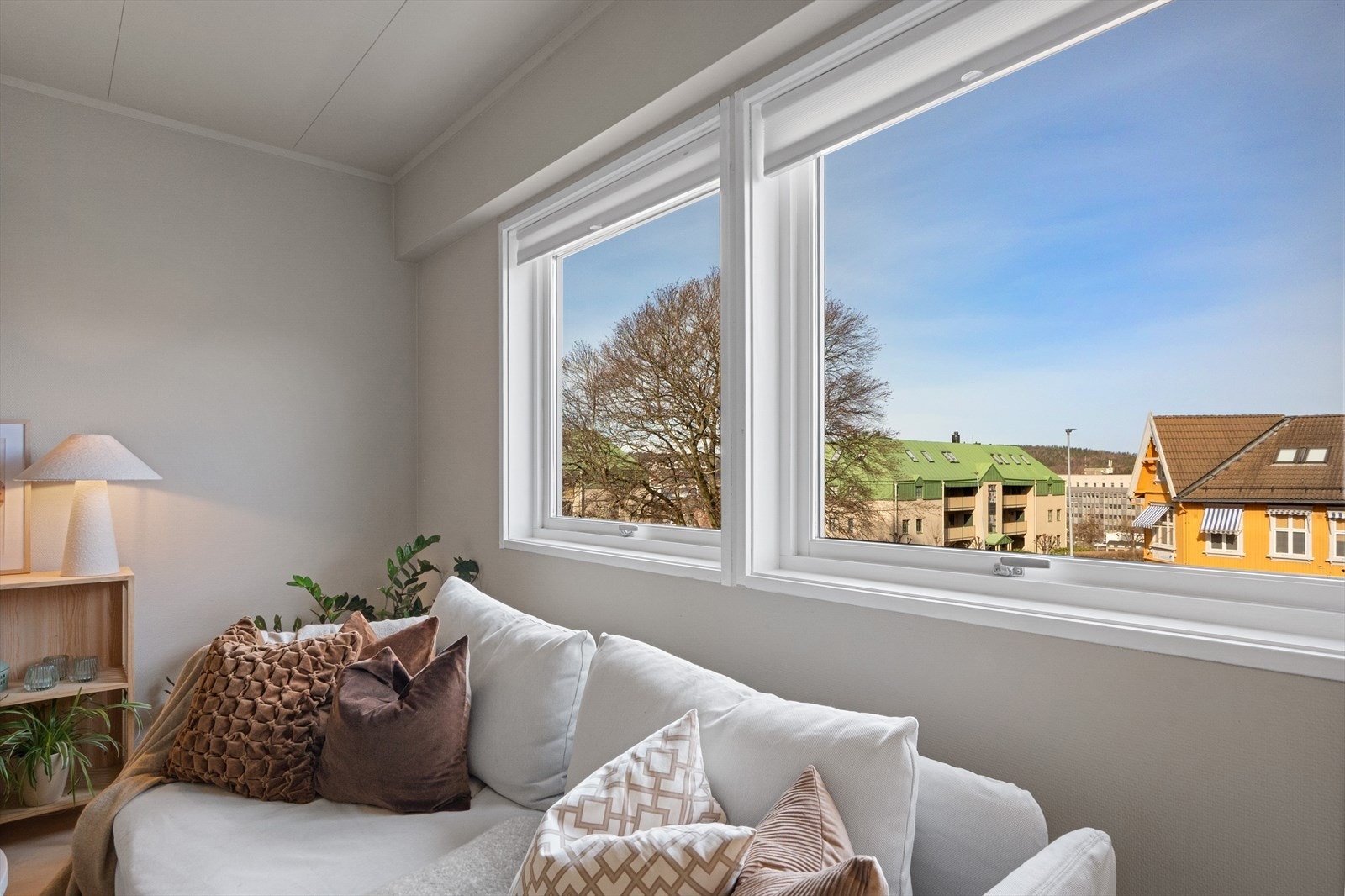 To store vinduer og beliggenheten i øverste etasje gir godt lys og luftig utsikt mot nabolaget. Galleribilde