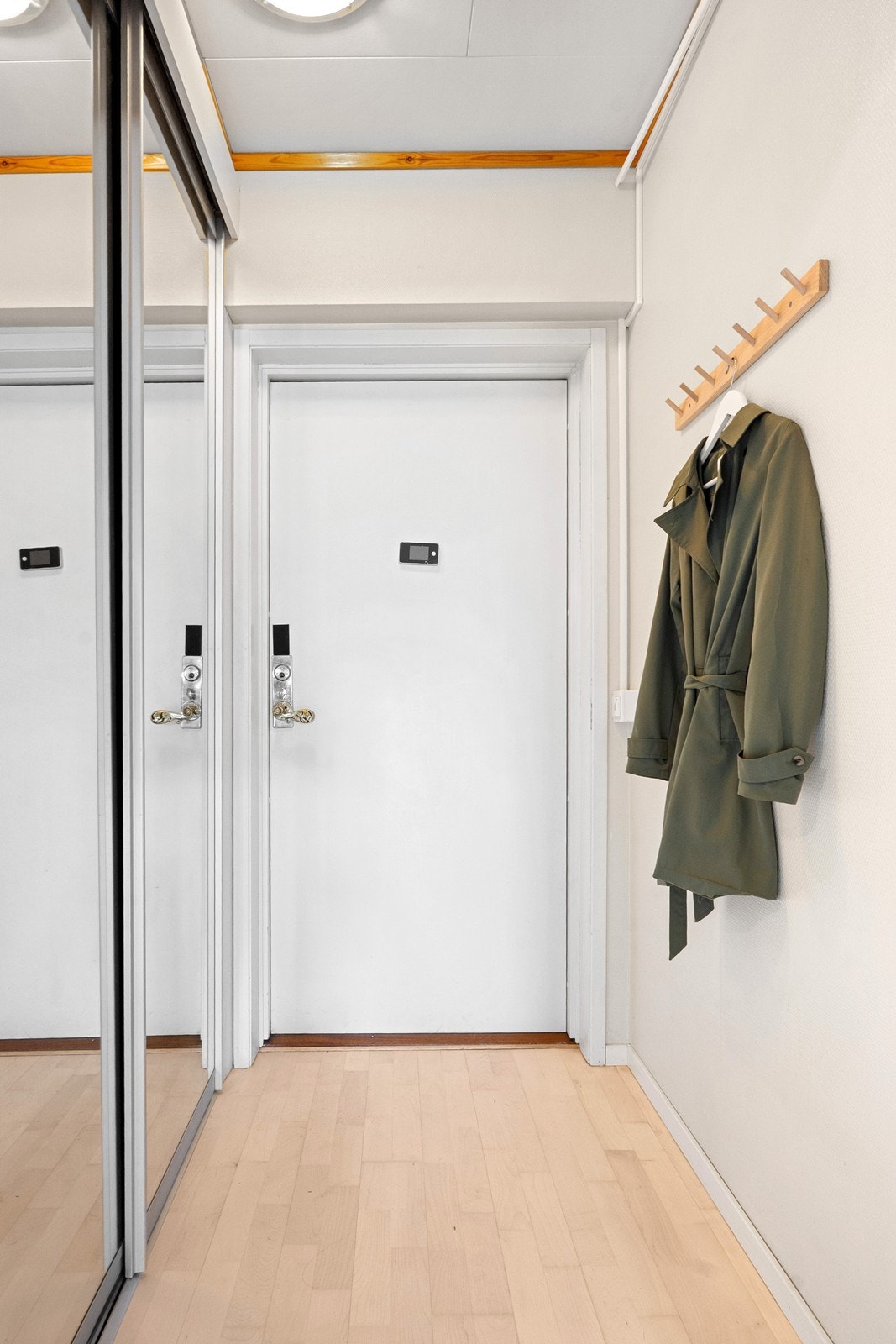 Vel inne har entreen knaggrekke og skyvedørsgarderobe for enkel orden i yttertøy m.m. Galleribilde