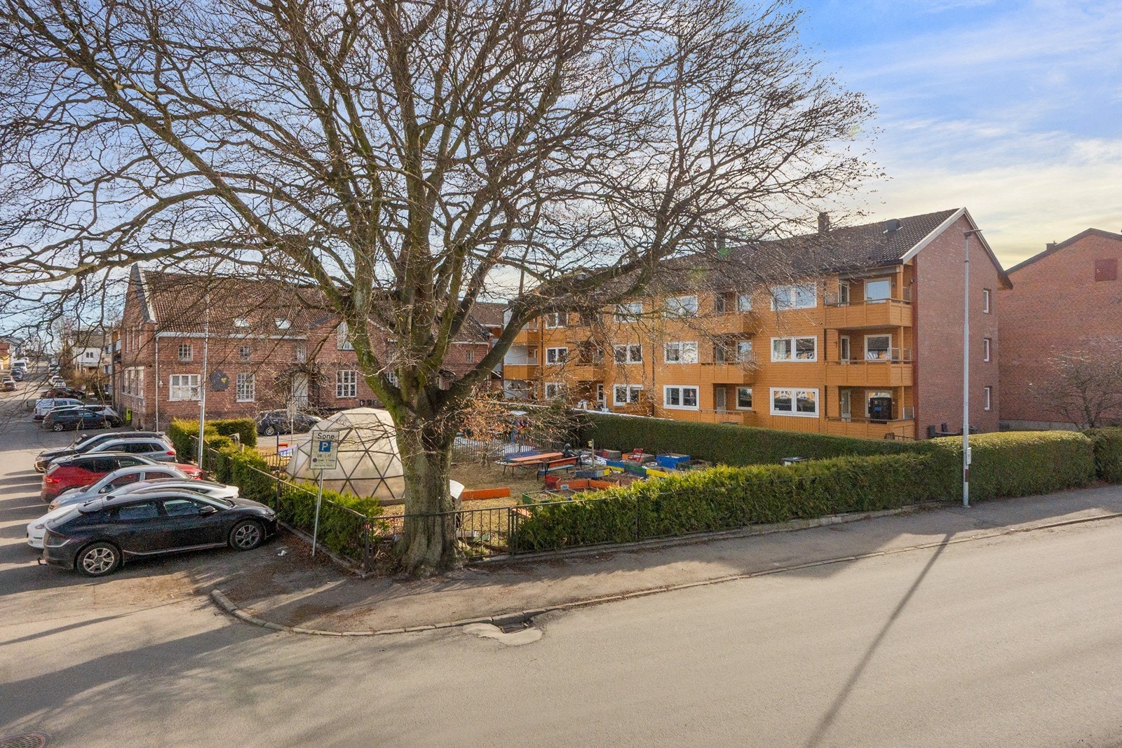 Eiendommen ligger meget sentralt på Skarmyra og samtidig tilbaketrukket rett utenfor bykjernen. Galleribilde