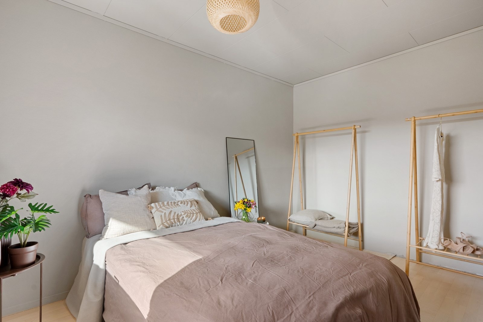 Hovedsoverommet har god plass til dobbeltseng og nattbord i tillegg til garderobemøblement. Galleribilde