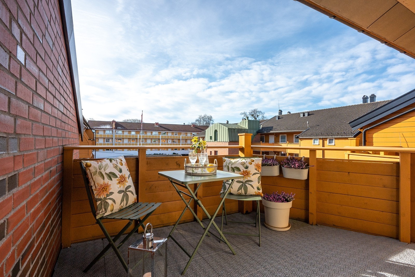 På svalgang utenfor egen inngang er det et hyggelig, sydvendt hjørne med plass til kafésett el.l. Galleribilde