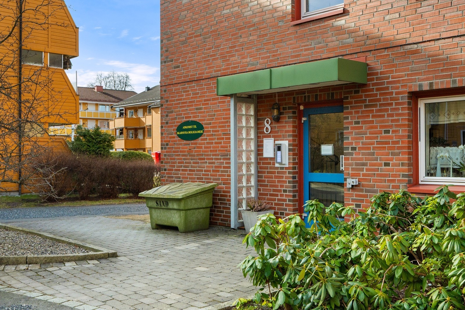 Felles utearealer fremstår velstelte med asfalterte og steinbelagte stikkveier, grønn gressplen og beplantning. Galleribilde