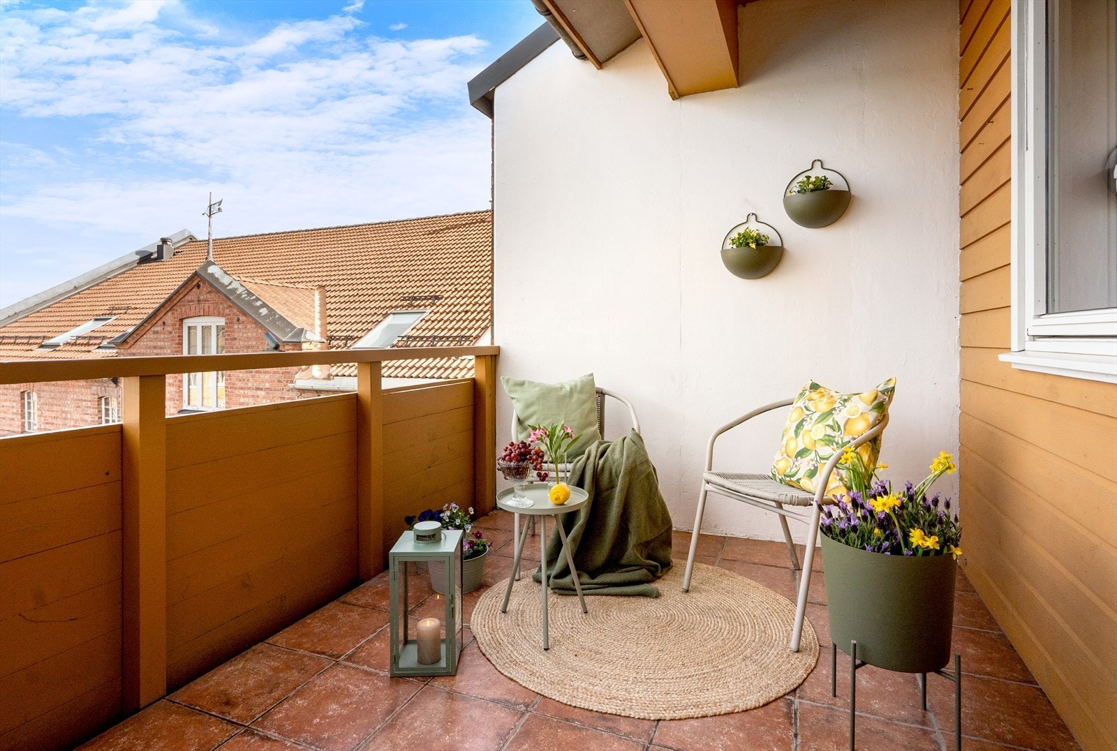 Leiligheten har veranda med utsyn mot nabolaget og umiddelbar nærhet til sentrum. Galleribilde