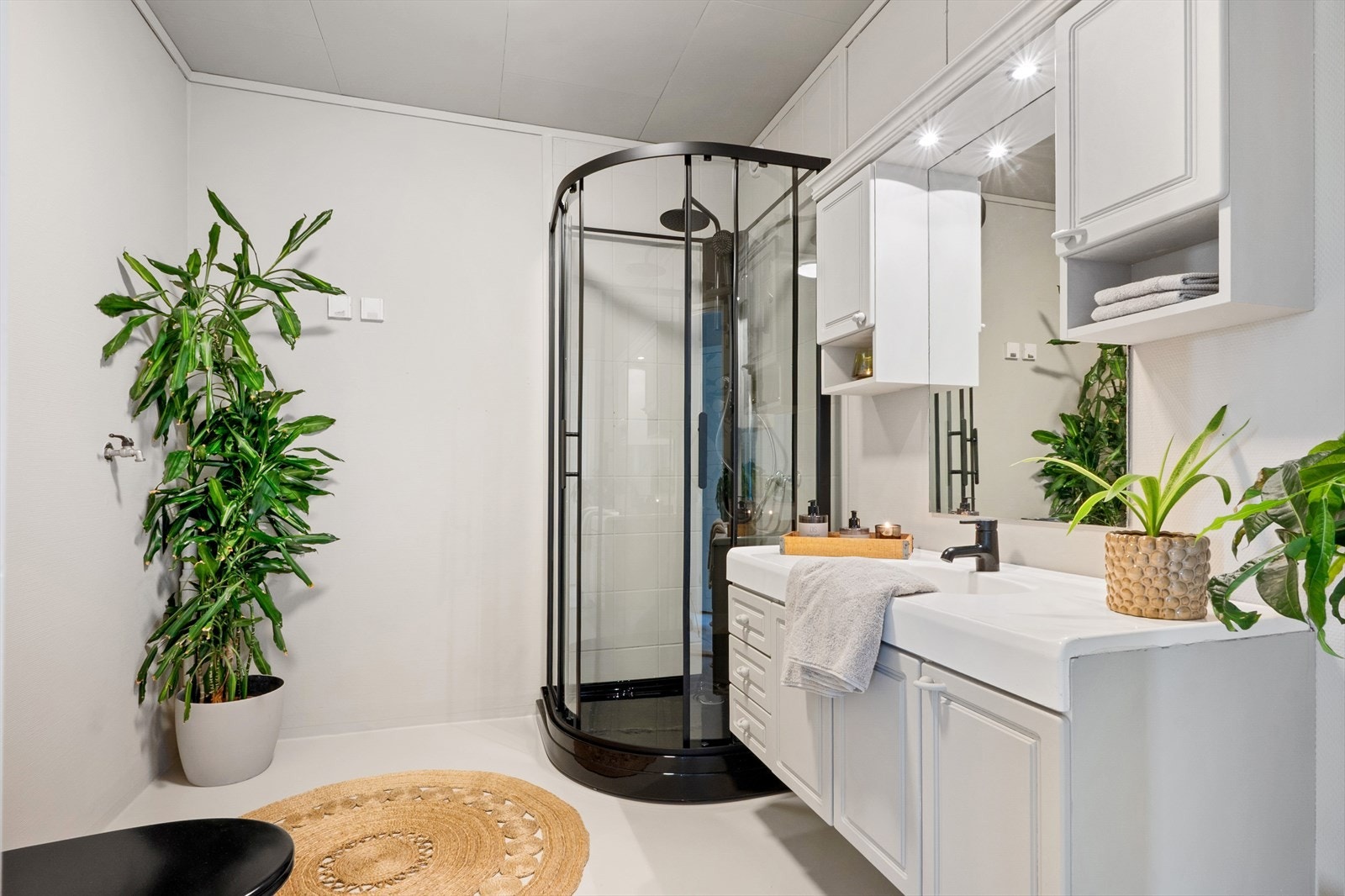 Badet fikk nytt dusjkabinett, ny servantkran og overflateoppussing i 2025. Galleribilde