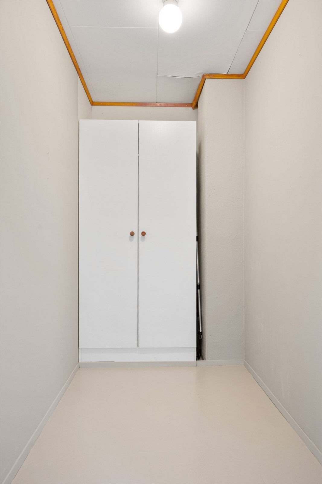 Med adkomst fra gang er en praktisk bod for lagring og oppbevaring, innredet med garderobeskap. Galleribilde