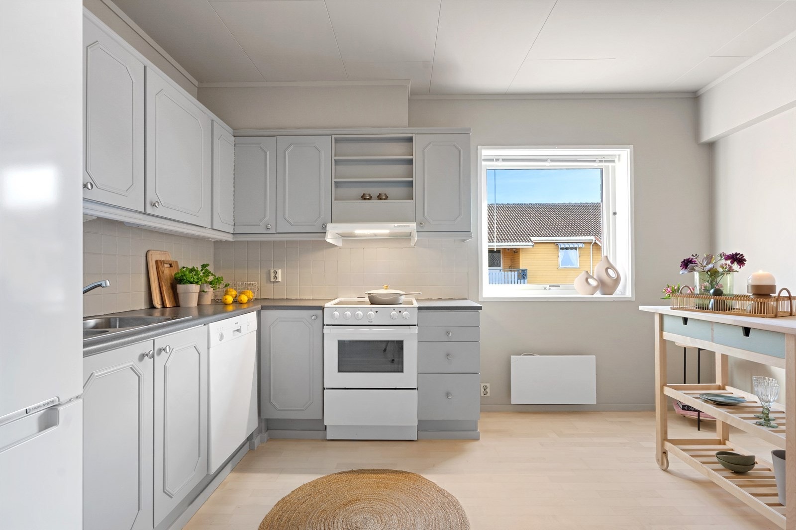 Kjøkkenet har plass til hyggelig frokostbord for mindre måltider og kaffebesøket, eller ekstra oppbevaringsmøbel ved behov. Galleribilde