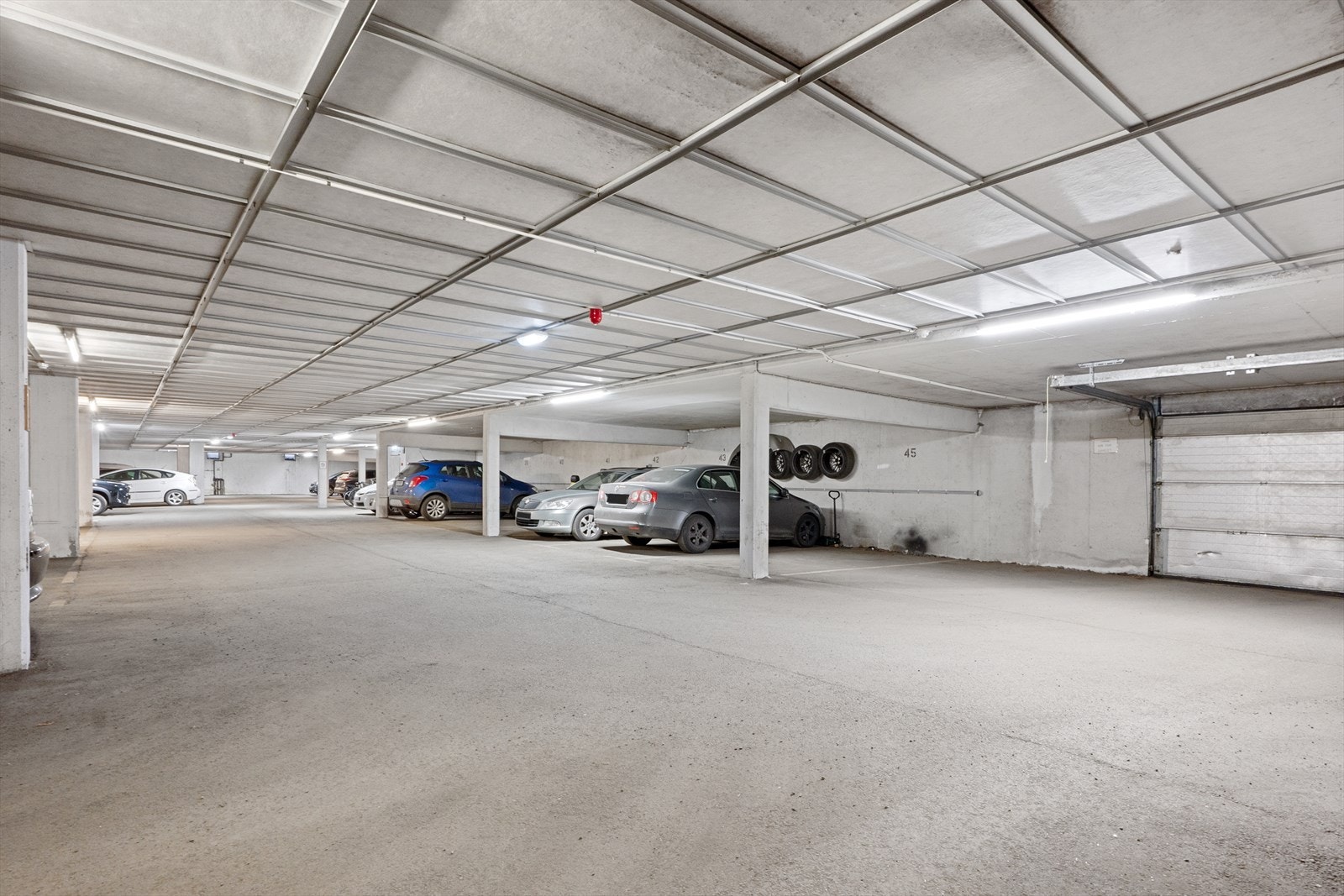 Det medfølger parkering i felles garasjeanlegg og sameiet har egne gjesteparkeringsplasser. Galleribilde