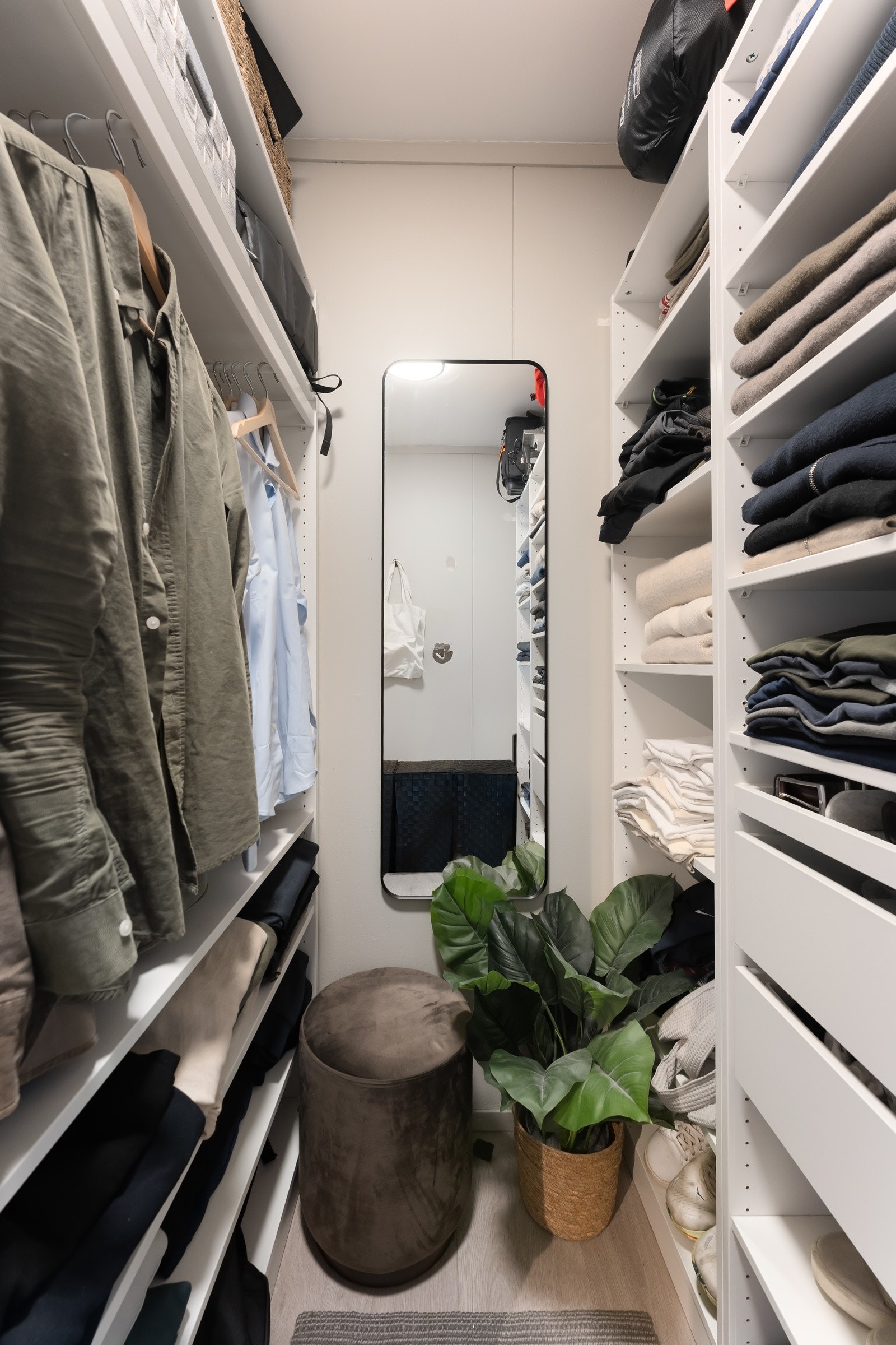 Leilighetens omkledningsrom med god oppbevaringsplass Galleribilde