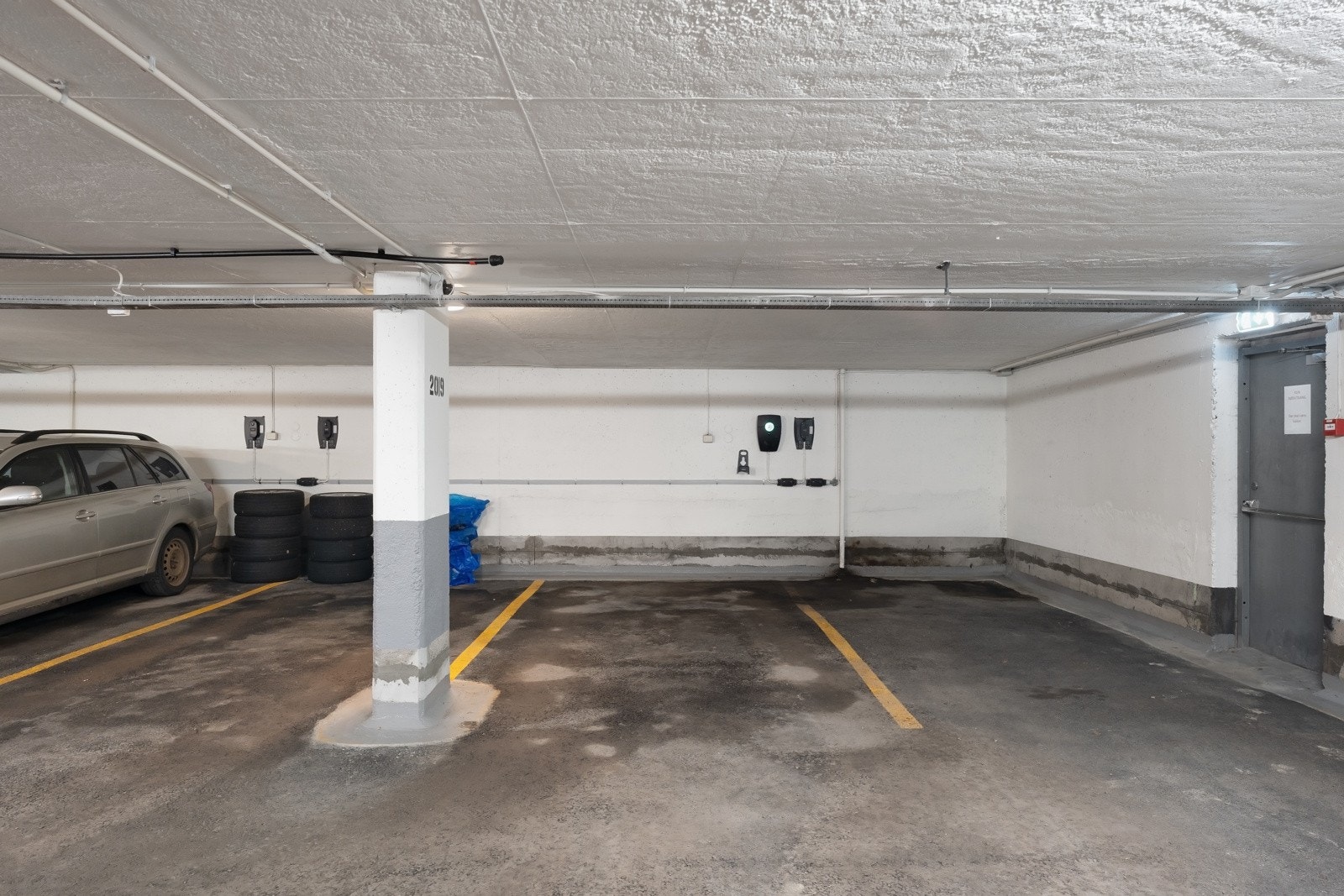 Medfølgende garasjeplass med elbil lader i felles garasjeanlegg. Borettslaget har egen gjesteparkering Galleribilde