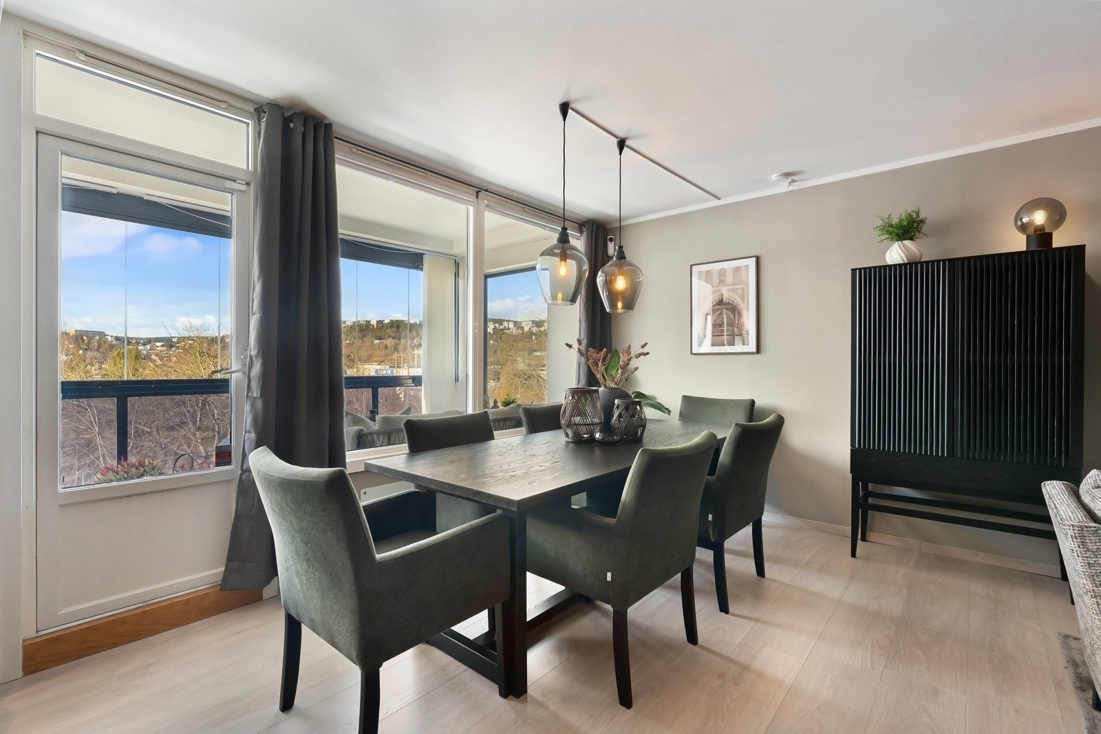Stuen er i åpen løsning til kjøkkenet, som gjør dette til et svært sosialt rom Galleribilde