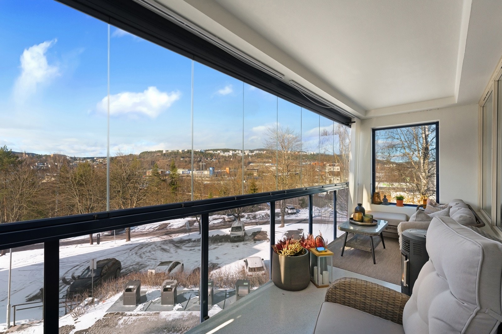 Leiligheten har en flott innglasset balkong på 11,3kvm med hyggelig utsyn over nærområdet Galleribilde