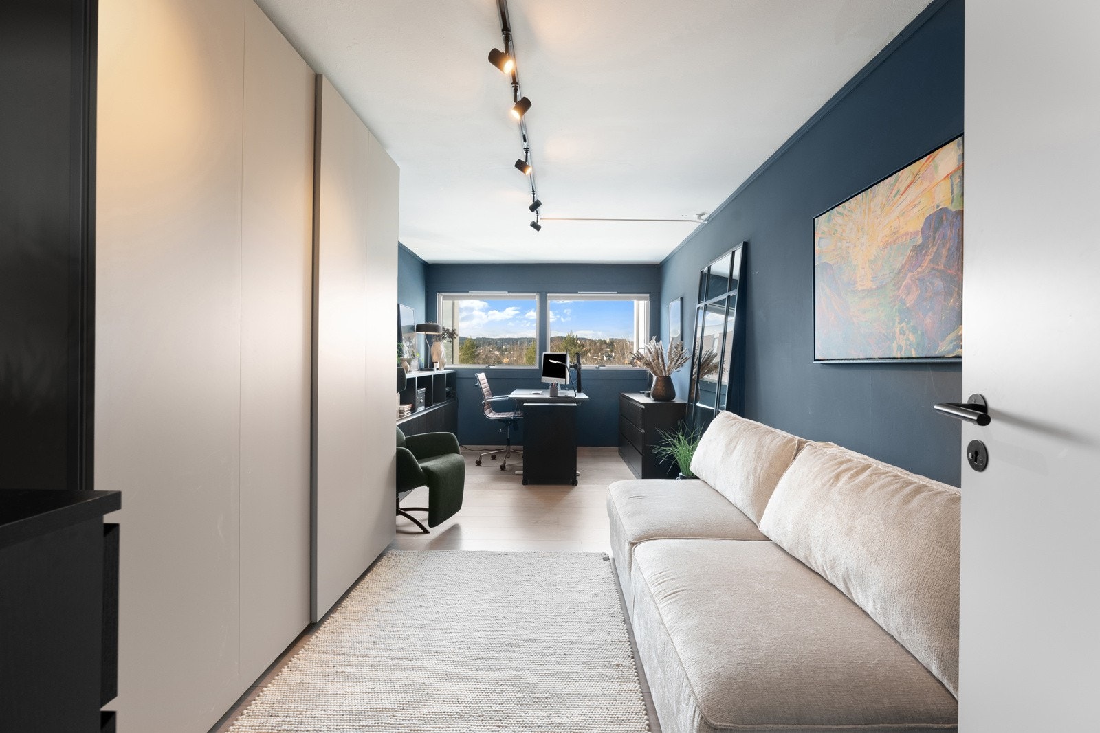Her er det god oppbevaringsplass i stor skyvedørsgarderobe Galleribilde