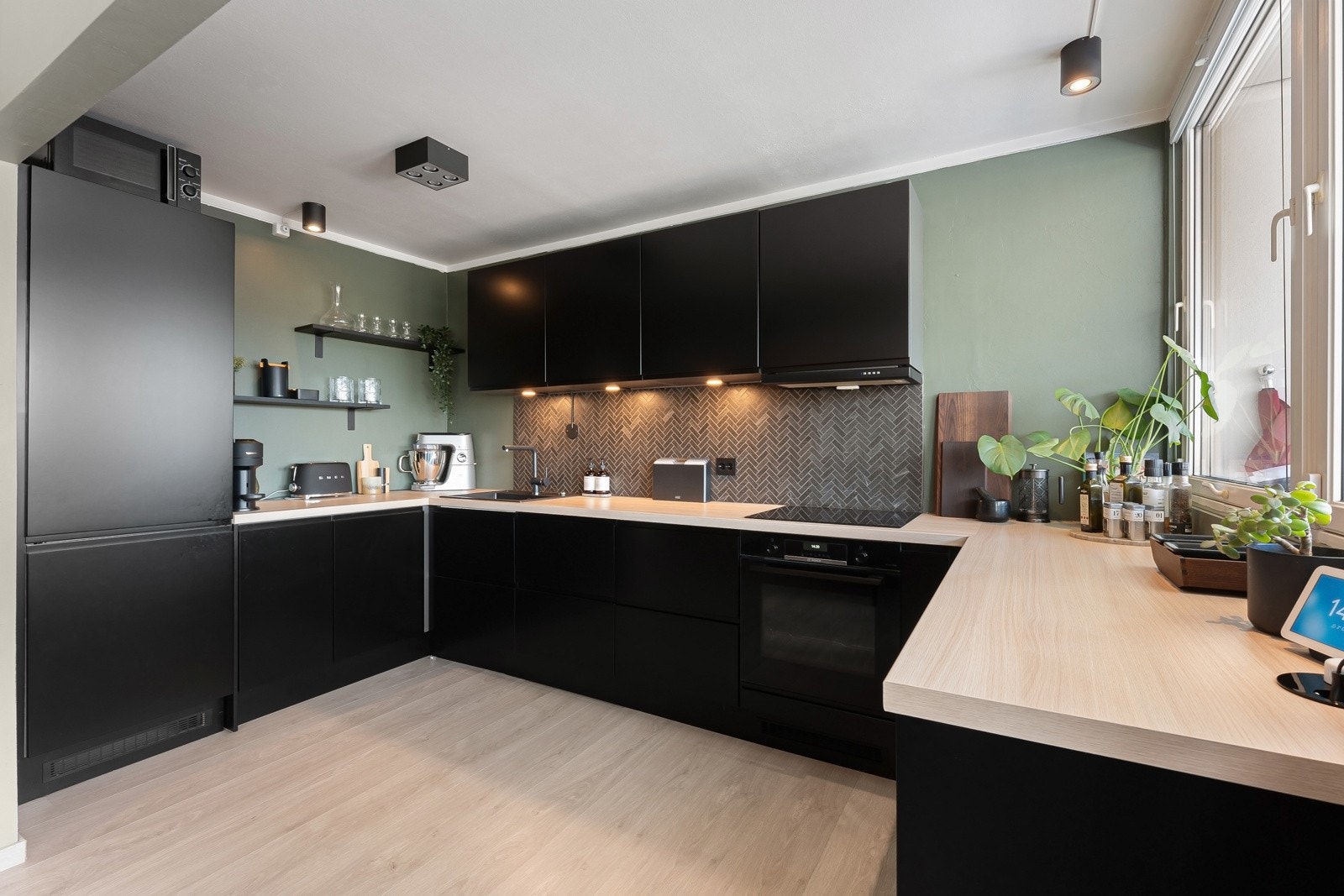 Integrerte hvitevarer som Boch induksjonsplatetopp, Bosch Series 6 integrert stekeovn, og oppvaskmaskin samt kombinert kjøle- og fryseskap fra Electrolux. Witt ventilator. Aquastop og komfyrvakt installert Galleribilde