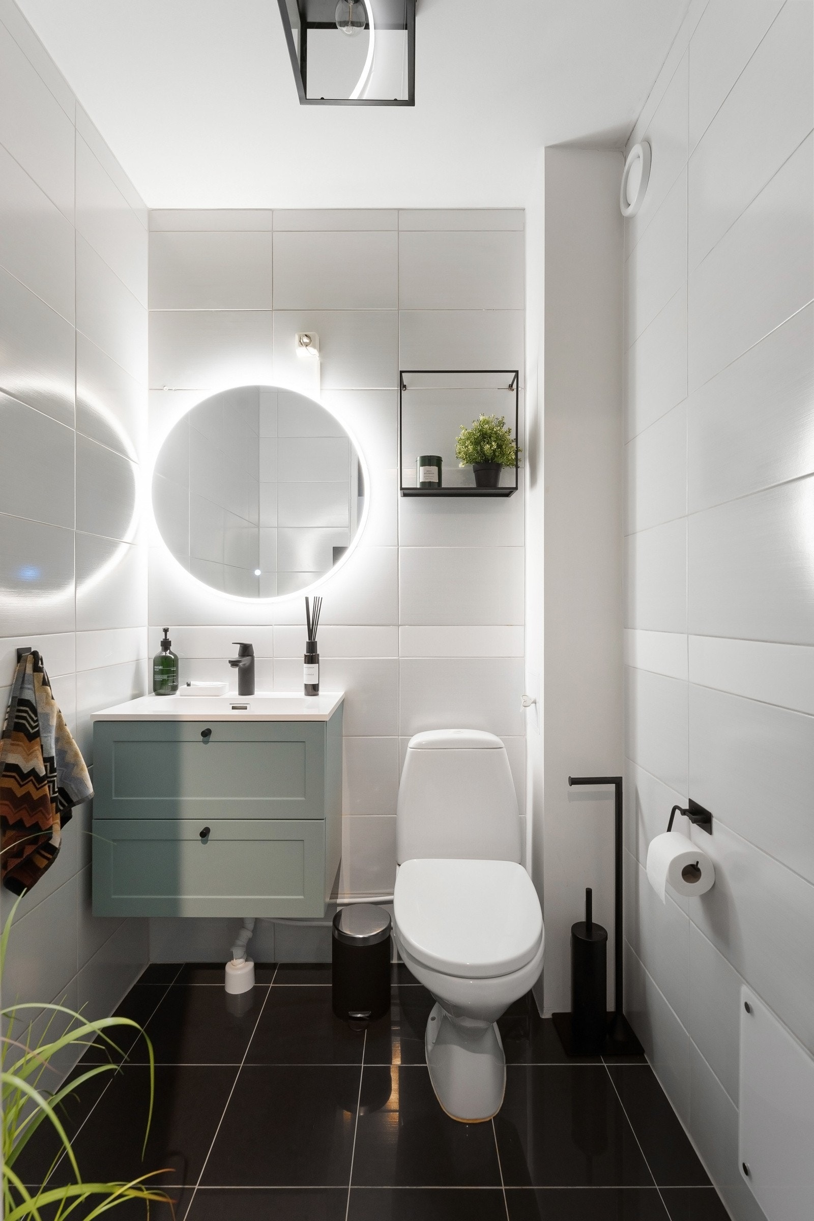 Leiligheten har separat wc-rom med toalett og servant med adkomst fra entré Galleribilde