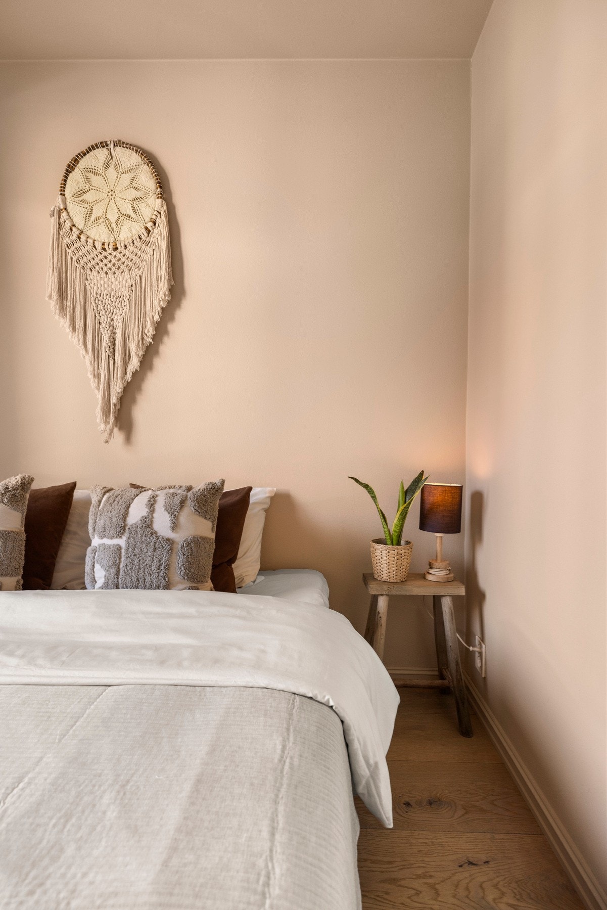 Det er god plass til dobbeltseng, nattbord og annet ønsket møblement. Galleribilde