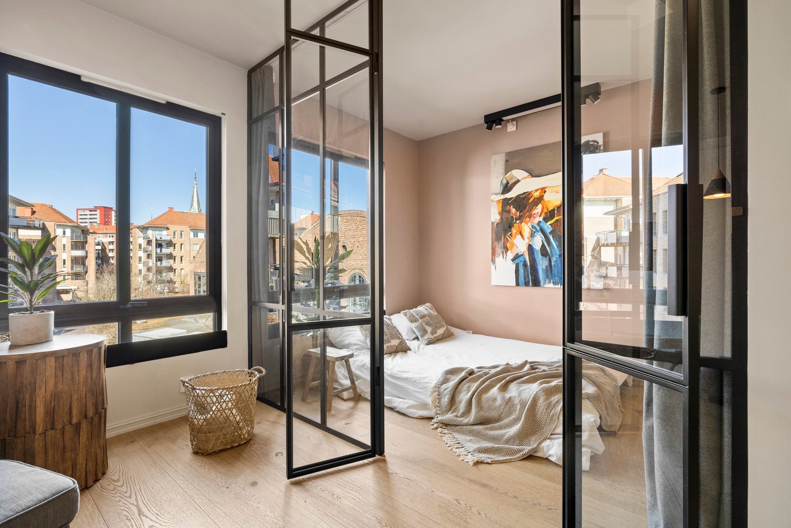 I stuen er det et ekstra rom som i dag er tilrettelagt som et soverom. Galleribilde